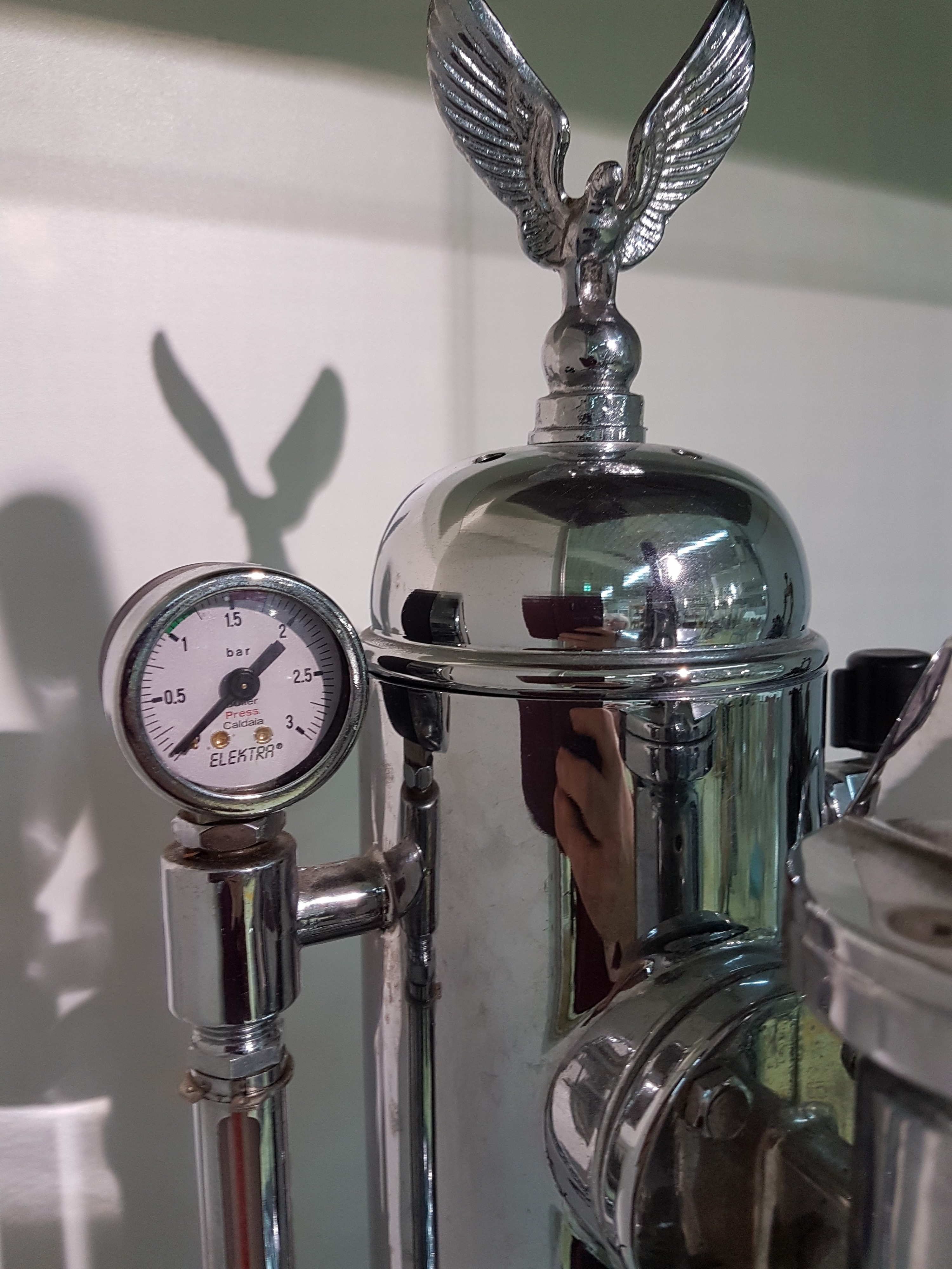 Detail h: Große Espressomaschine/Kaffeemaschine, Elektra Microcasa, Siebträgermaschine, Handhebel, Elektra Chrom, auf rundem Holzsockel mit Schublade ...