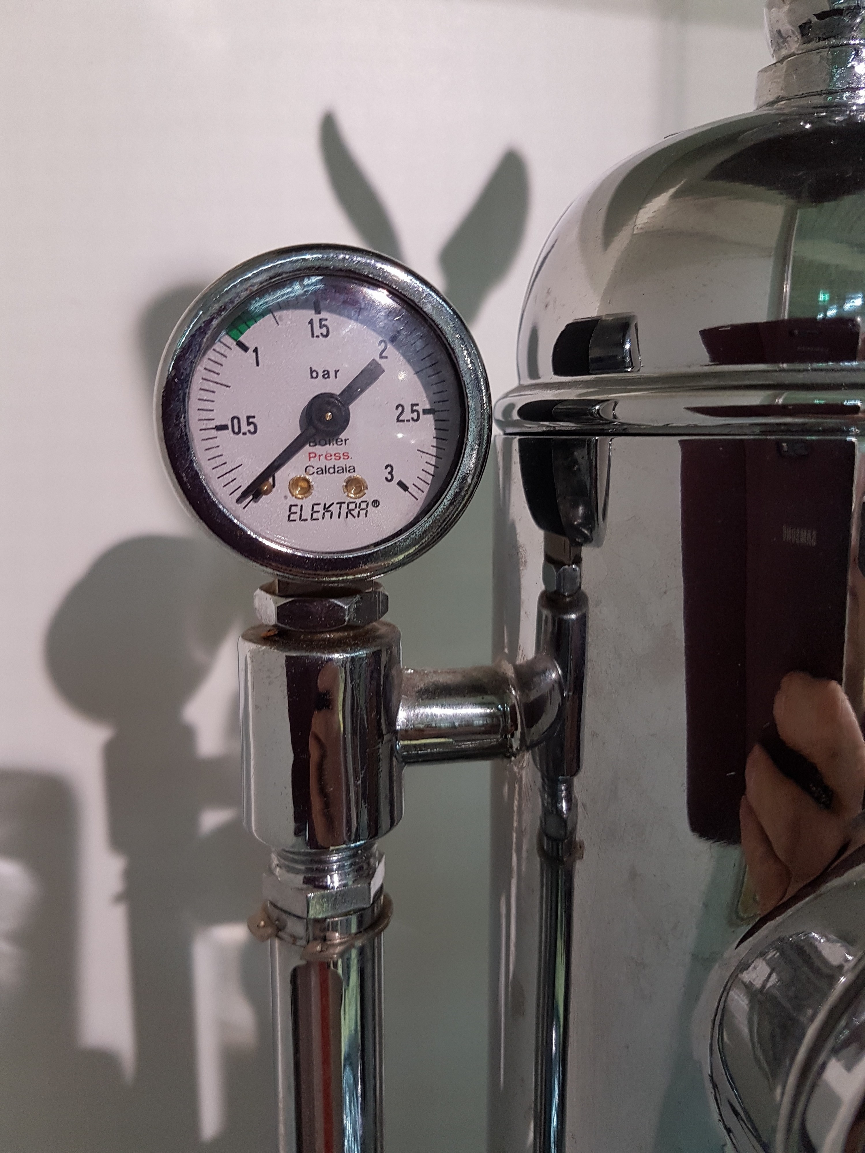 Detail i: Große Espressomaschine/Kaffeemaschine, Elektra Microcasa, Siebträgermaschine, Handhebel, Elektra Chrom, auf rundem Holzsockel mit Schublade ...