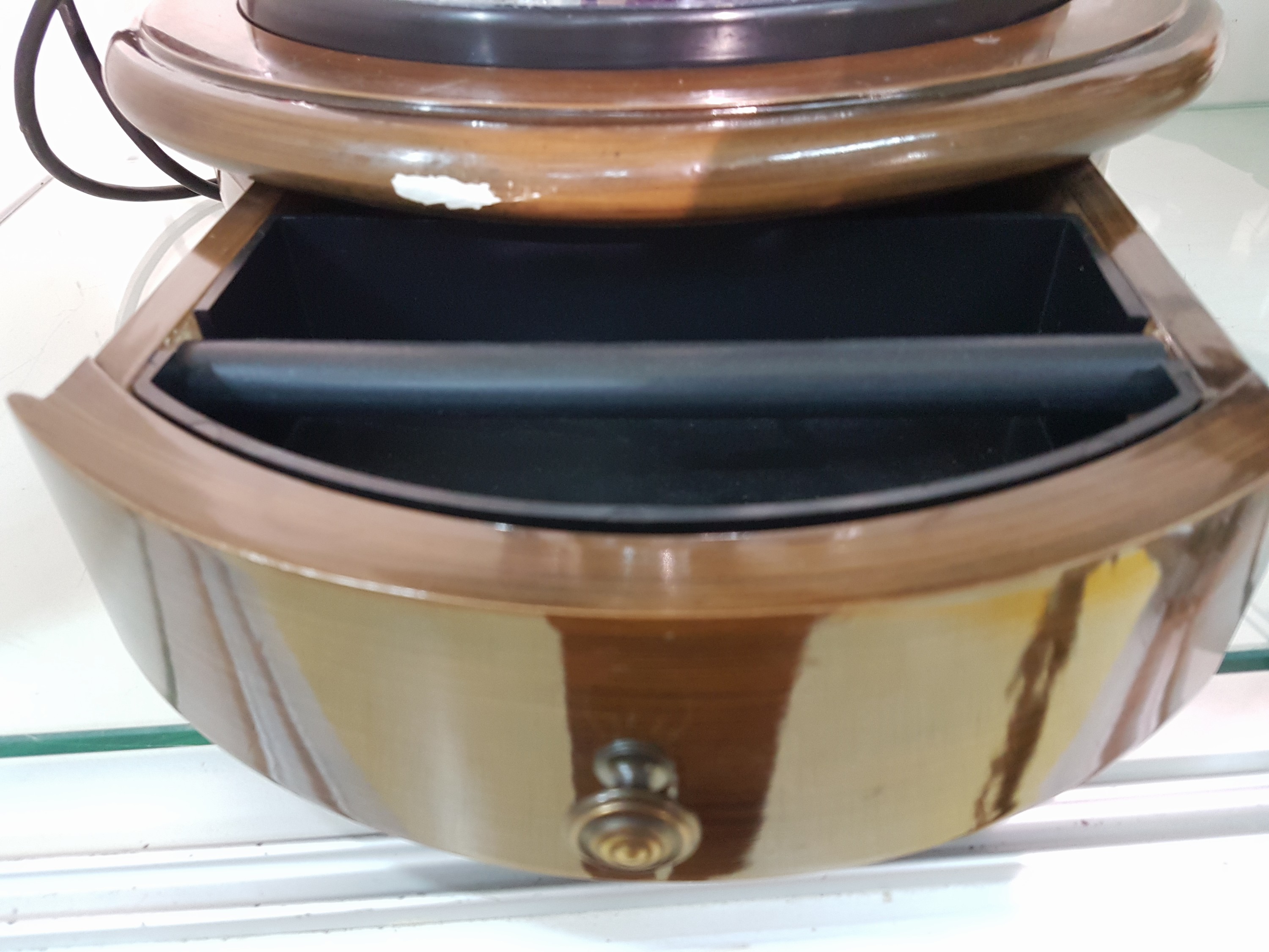 Detail j: Große Espressomaschine/Kaffeemaschine, Elektra Microcasa, Siebträgermaschine, Handhebel, Elektra Chrom, auf rundem Holzsockel mit Schublade ...