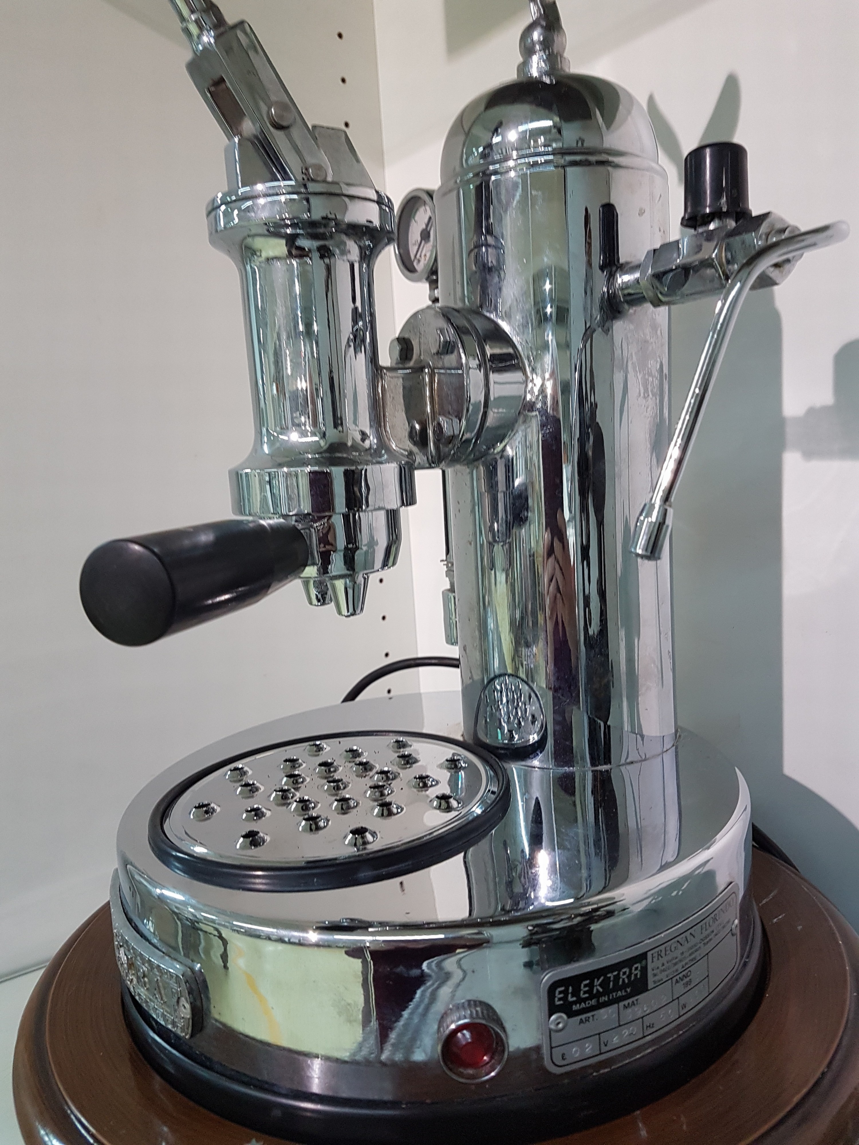 Detail k: Große Espressomaschine/Kaffeemaschine, Elektra Microcasa, Siebträgermaschine, Handhebel, Elektra Chrom, auf rundem Holzsockel mit Schublade ...