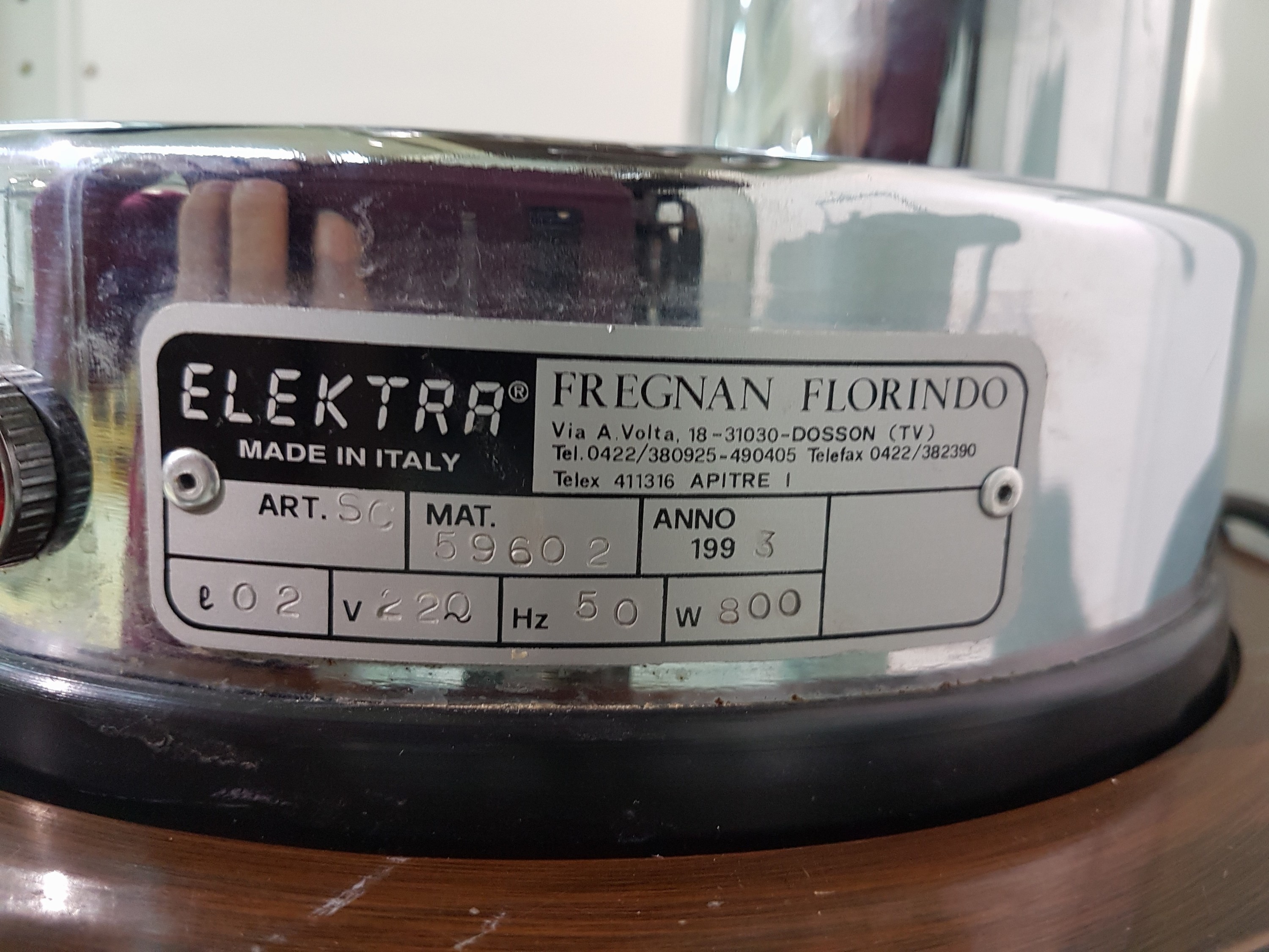 Detail l: Große Espressomaschine/Kaffeemaschine, Elektra Microcasa, Siebträgermaschine, Handhebel, Elektra Chrom, auf rundem Holzsockel mit Schublade ...