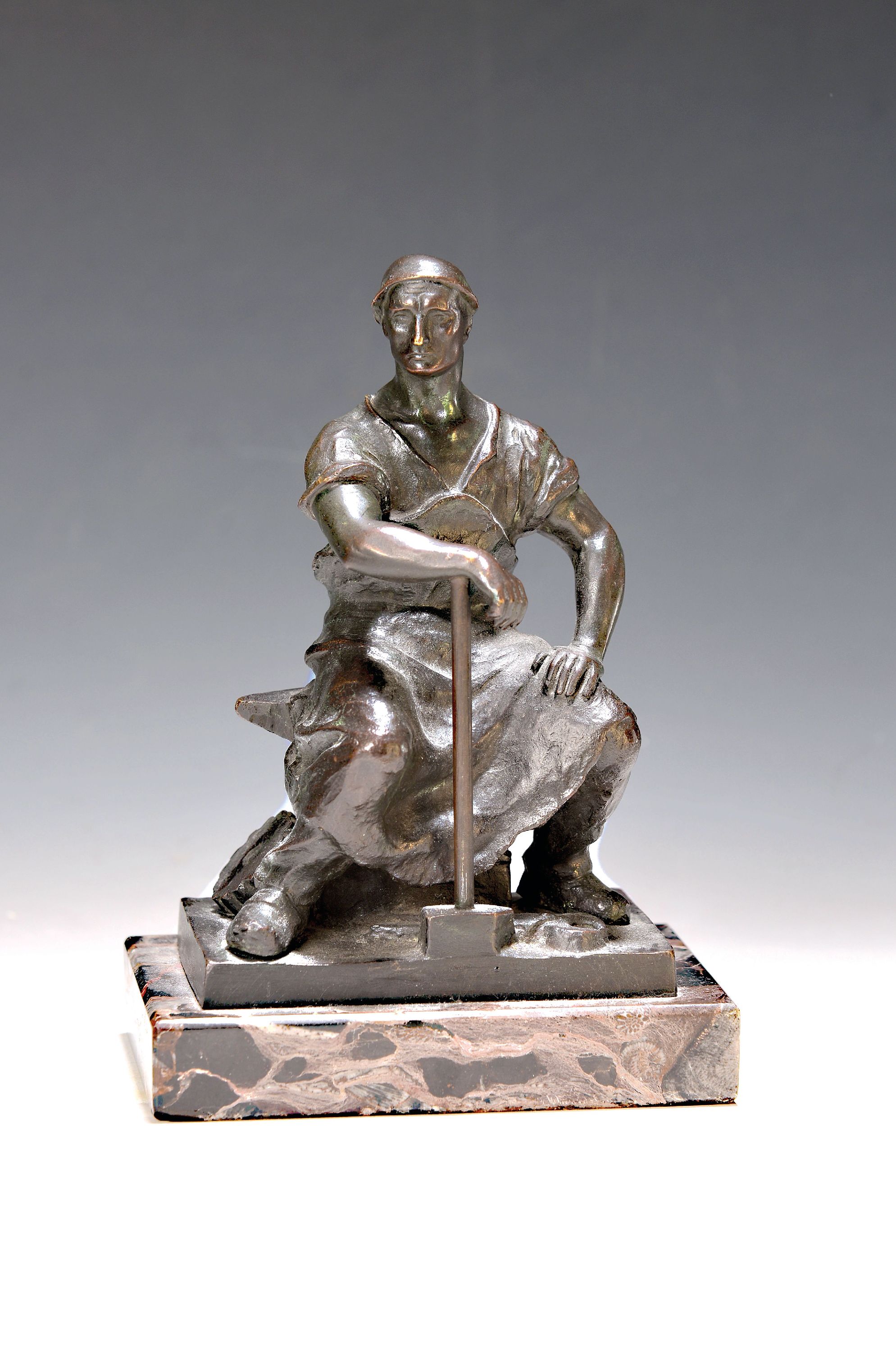 Image 27034167 - Max Valentin, Bronzefigur, sitzender Schmied, rückseitig signiert, ca. 2 x 15 x 10 cm