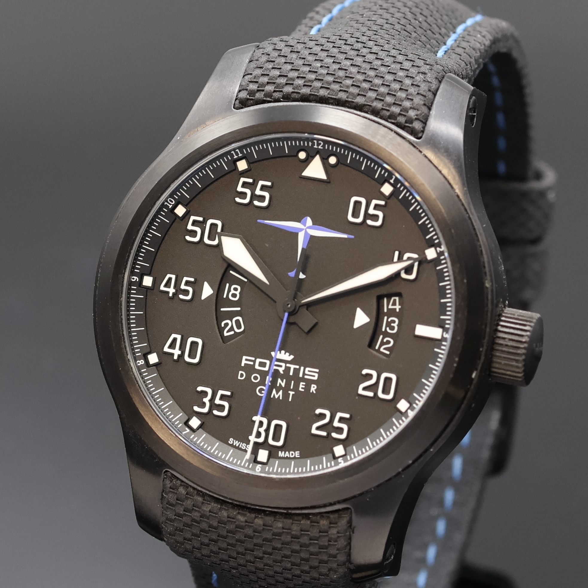 Detail a: FORTIS seltene, auf 70 Stück limitierte Armbanduhr Aeromaster Dornier GMT, Automatik, Schweiz um 2020, beids. vergl., PVD- beschichtetes ...