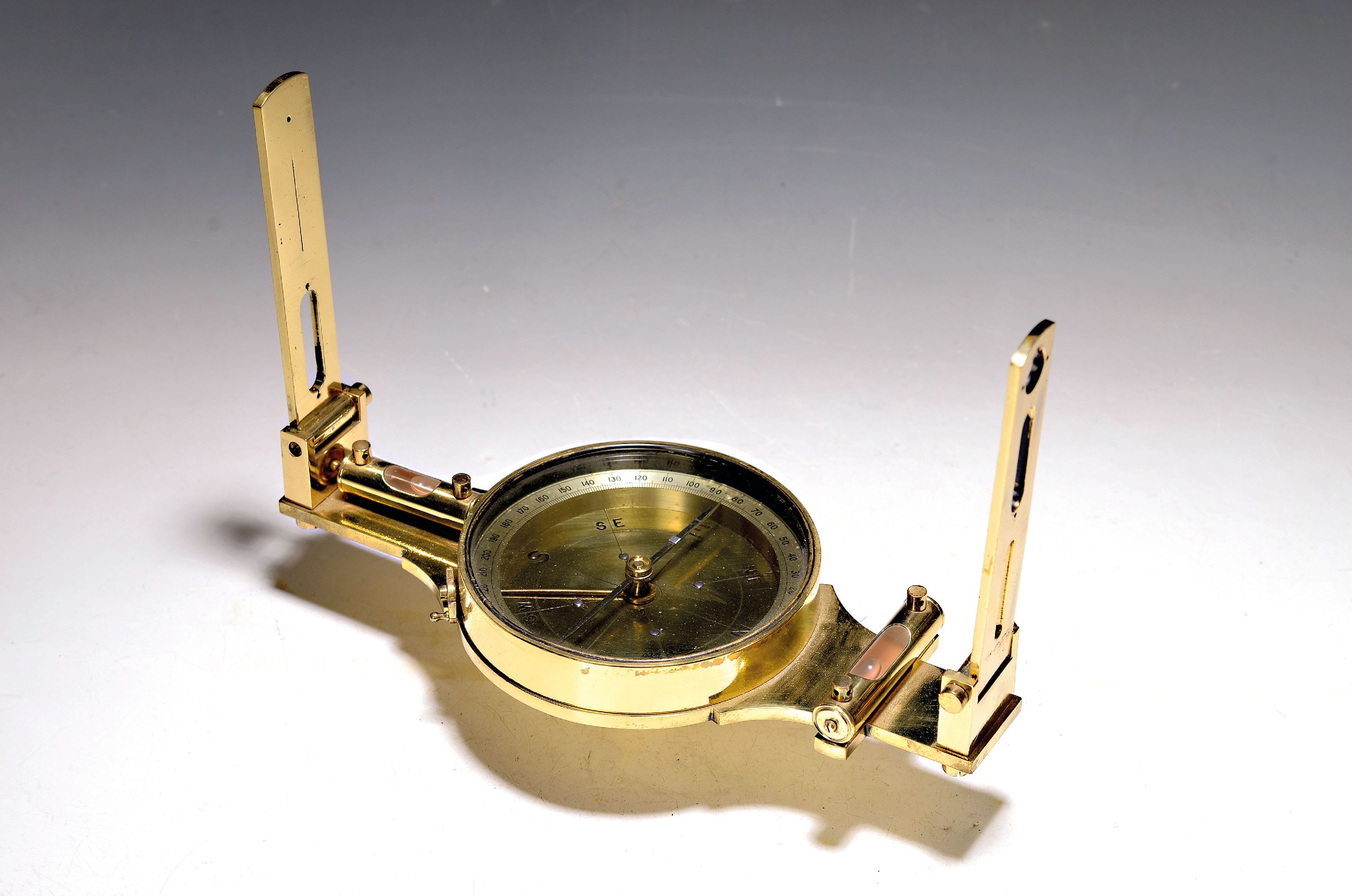 Image 27034184 - Kompass, Lawrece & Mayo London, um 1900, Messing, mit zwei Libellen, mit orig. ...