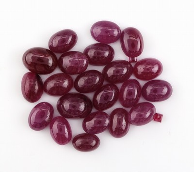 Image Lot lose Rubine zus. ca. 25.6 ct, 2 Rubin-Carrees, andere Cabochons, Ausfassware ...