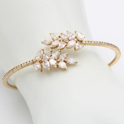 27034154a - Armreif mit Diamanten und Brillanten, RG 750/000, Diamanttropfen u. -navettes zus. ca. ...