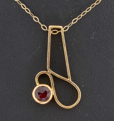 27034253a - 18 kt Gold Granat-Anhänger, GG 750/000, geschwungen, rundfacett. Granat, an Kette, GG ...
