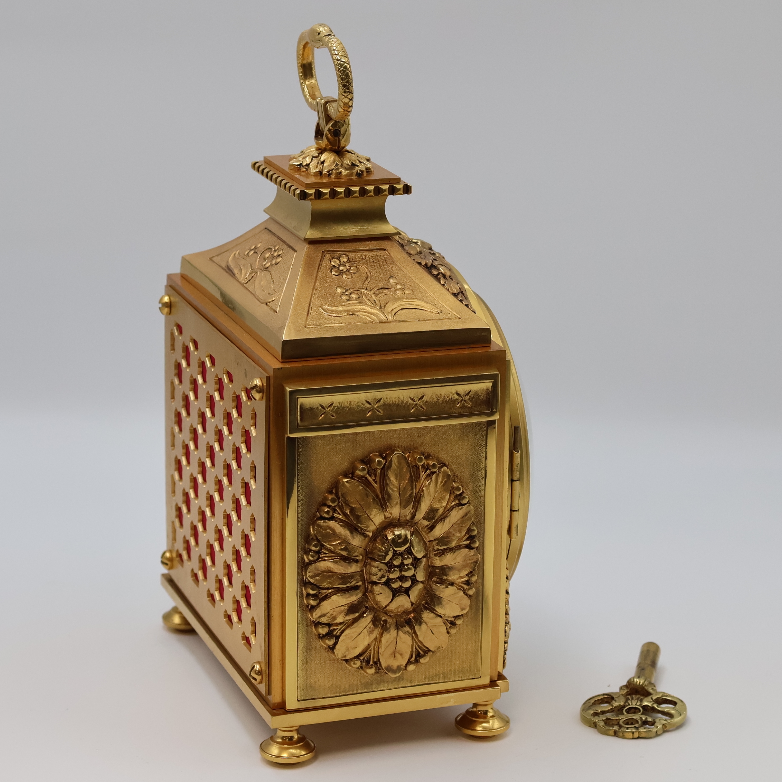 Detail b: AZURA a MOULTIER vergoldete Tischuhr mit Schlagwerk, Schweiz 2. Hälfte des 20. Jahrhundert, vergoldetes Bronzegehäuse auf 4 Füßen, florales ...