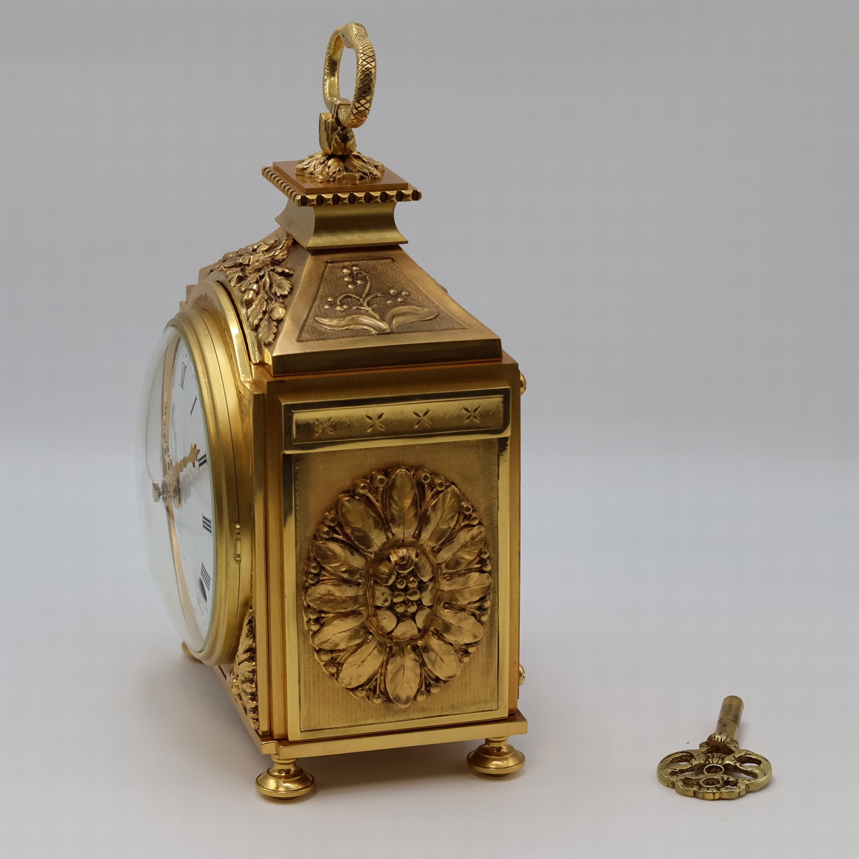 Detail d: AZURA a MOULTIER vergoldete Tischuhr mit Schlagwerk, Schweiz 2. Hälfte des 20. Jahrhundert, vergoldetes Bronzegehäuse auf 4 Füßen, florales ...