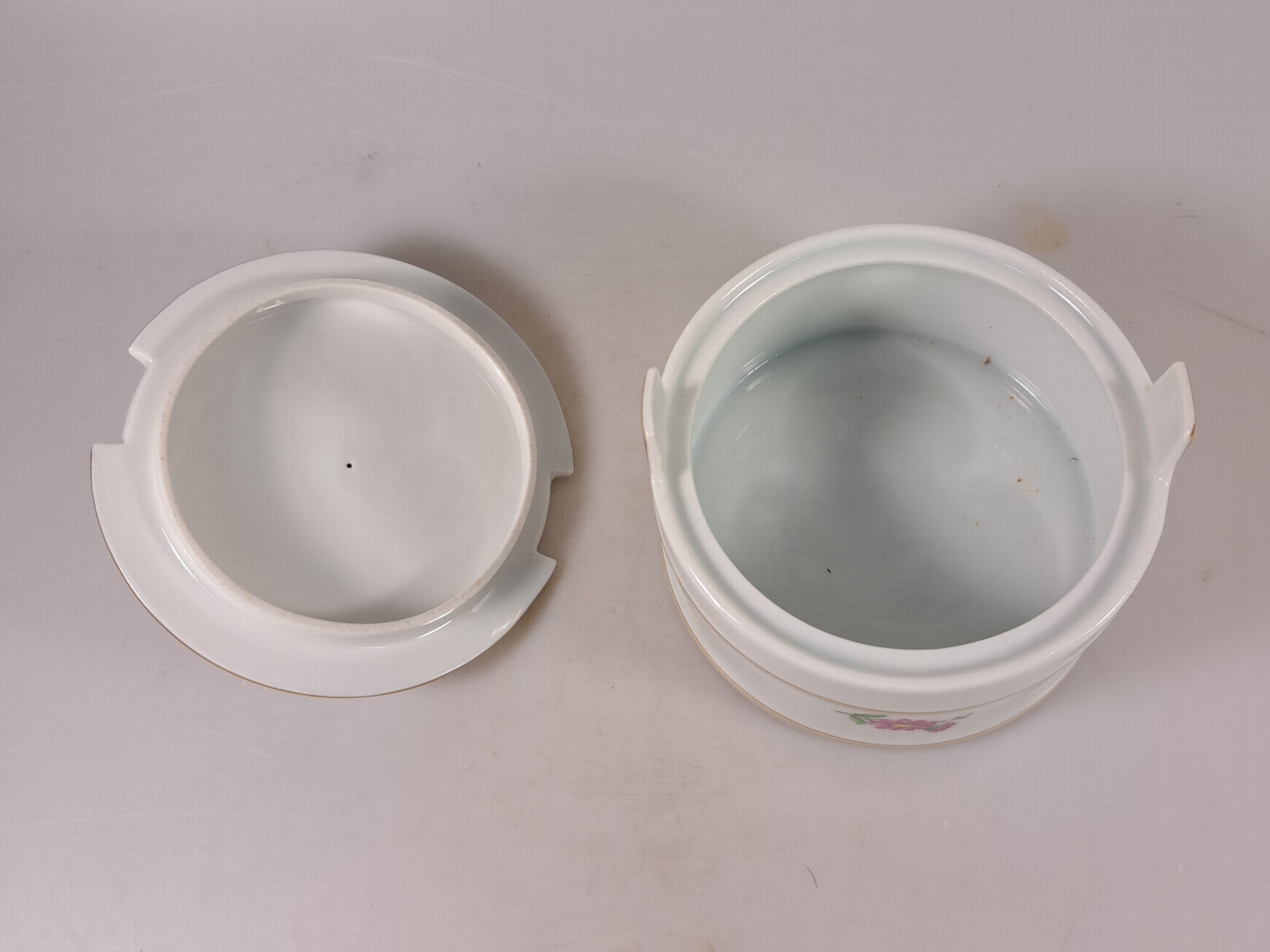 Detail d: Kaffeeservice, Höchst, 20. Jh., Kaffeekanne, Milchkanne, Zuckerdose, 6 Tassen mit Untertassen, 7 Dessertteller, Väschen, Deckeldose, Butterdose, ...
