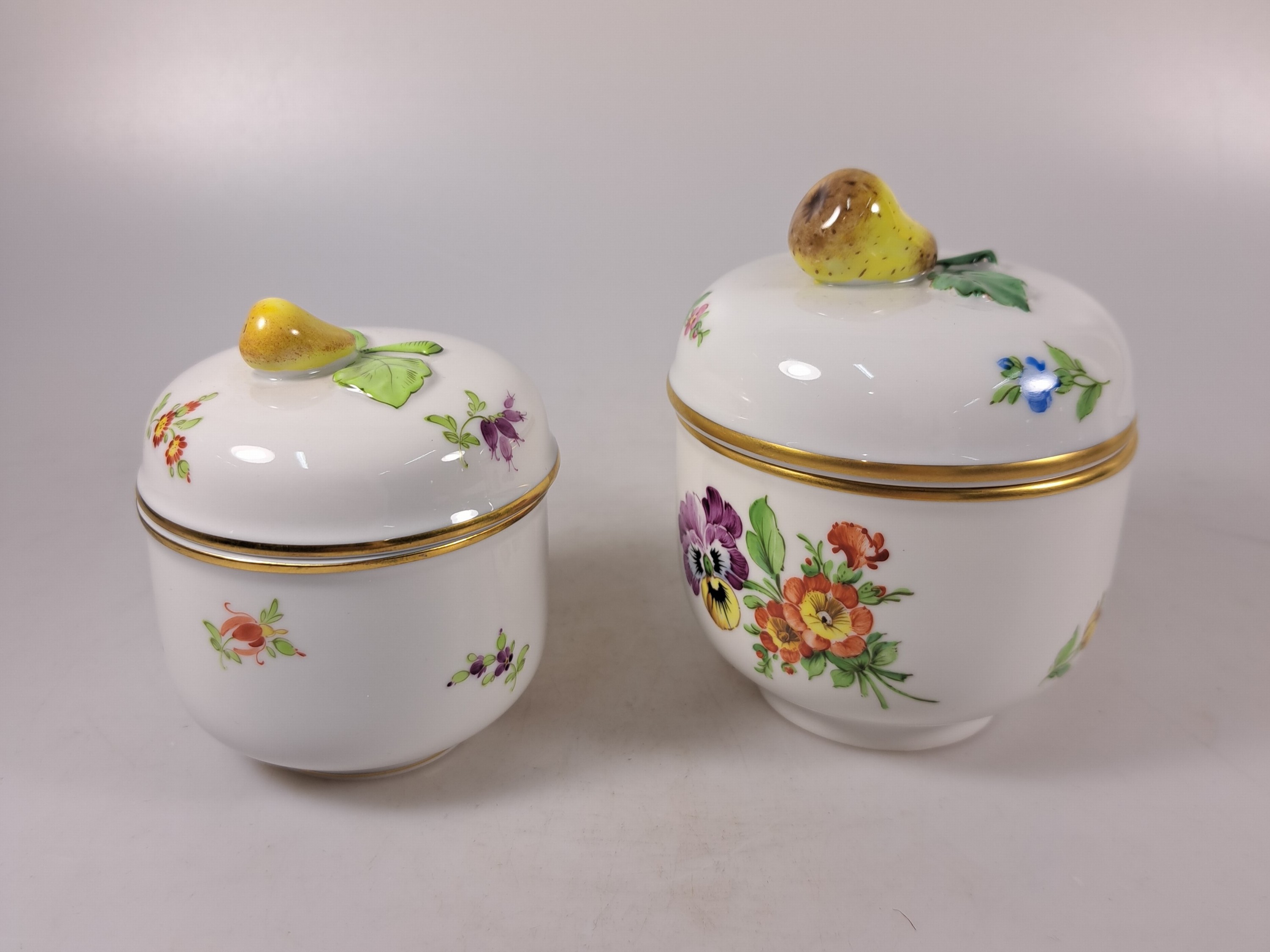 Detail g: Kaffeeservice, Höchst, 20. Jh., Kaffeekanne, Milchkanne, Zuckerdose, 6 Tassen mit Untertassen, 7 Dessertteller, Väschen, Deckeldose, Butterdose, ...