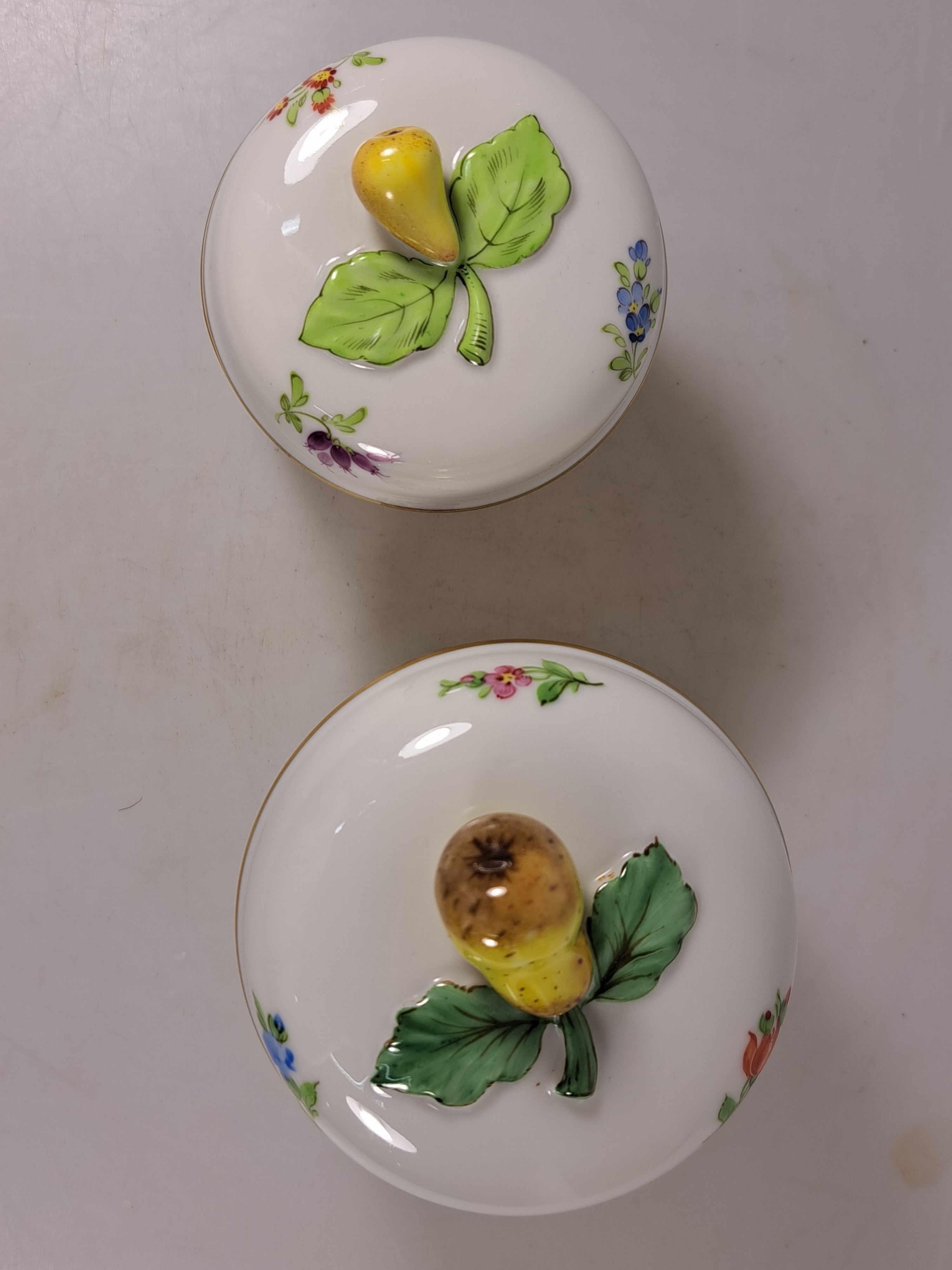 Detail h: Kaffeeservice, Höchst, 20. Jh., Kaffeekanne, Milchkanne, Zuckerdose, 6 Tassen mit Untertassen, 7 Dessertteller, Väschen, Deckeldose, Butterdose, ...