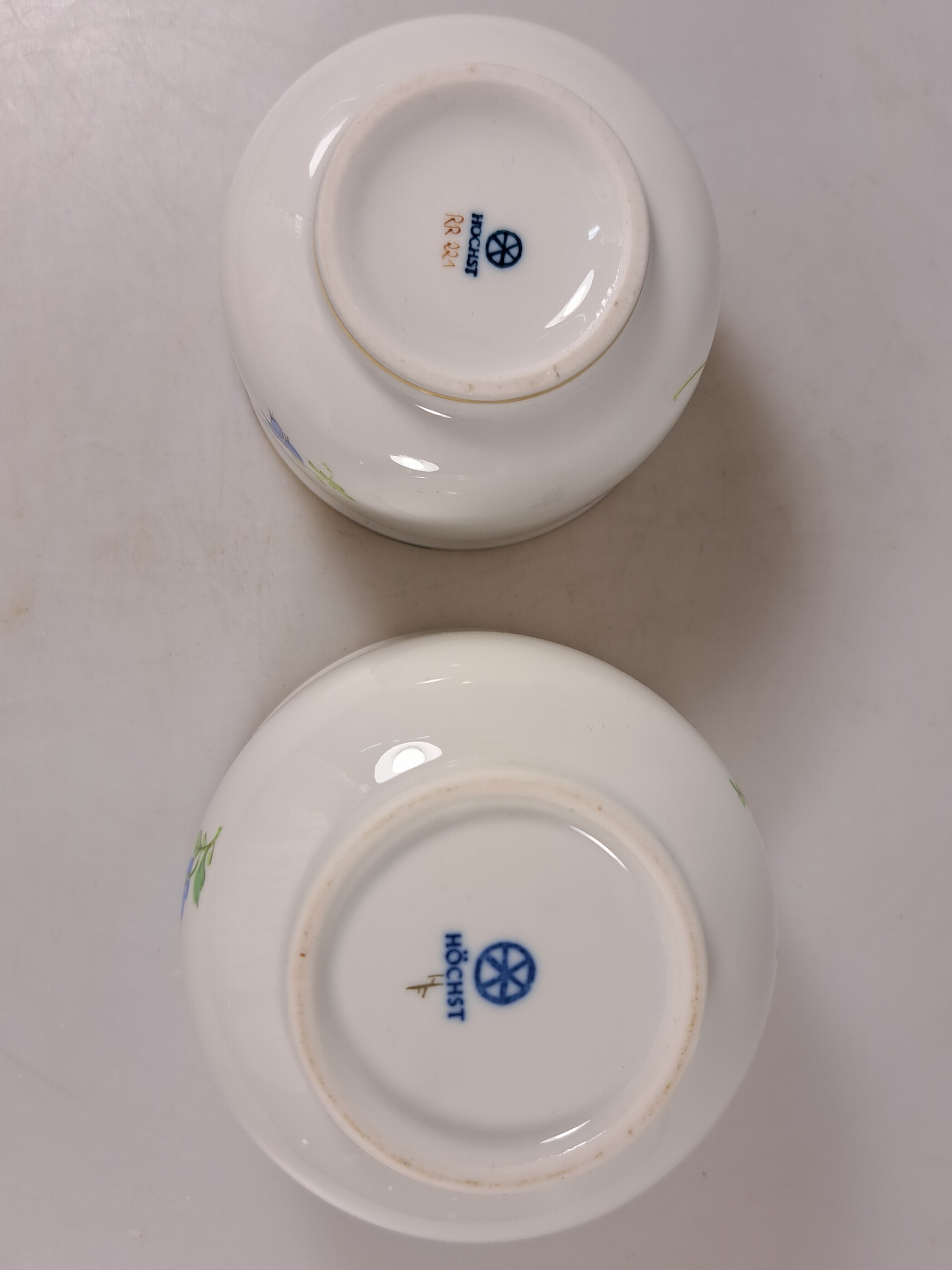 Detail i: Kaffeeservice, Höchst, 20. Jh., Kaffeekanne, Milchkanne, Zuckerdose, 6 Tassen mit Untertassen, 7 Dessertteller, Väschen, Deckeldose, Butterdose, ...