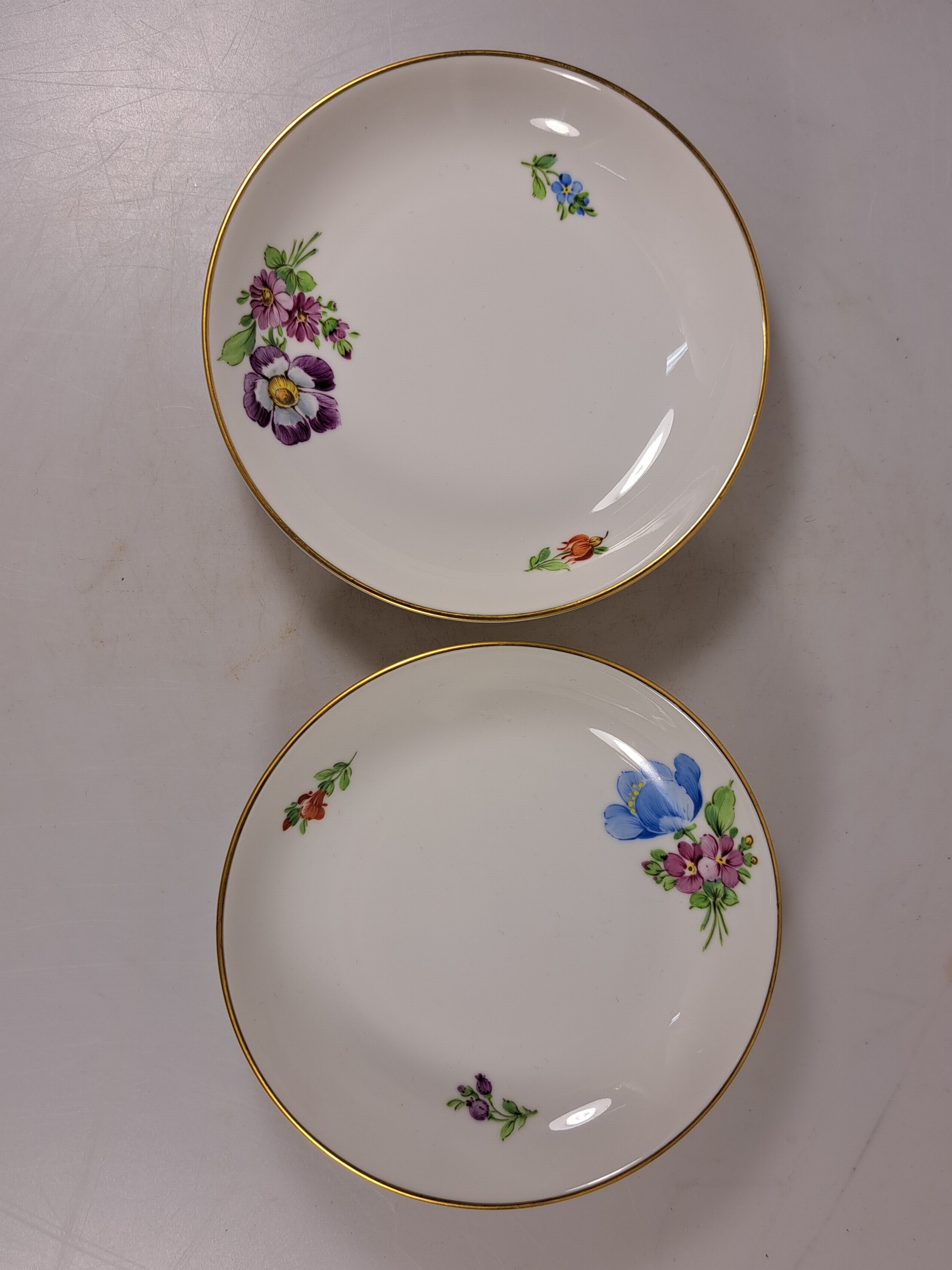 Detail n: Kaffeeservice, Höchst, 20. Jh., Kaffeekanne, Milchkanne, Zuckerdose, 6 Tassen mit Untertassen, 7 Dessertteller, Väschen, Deckeldose, Butterdose, ...