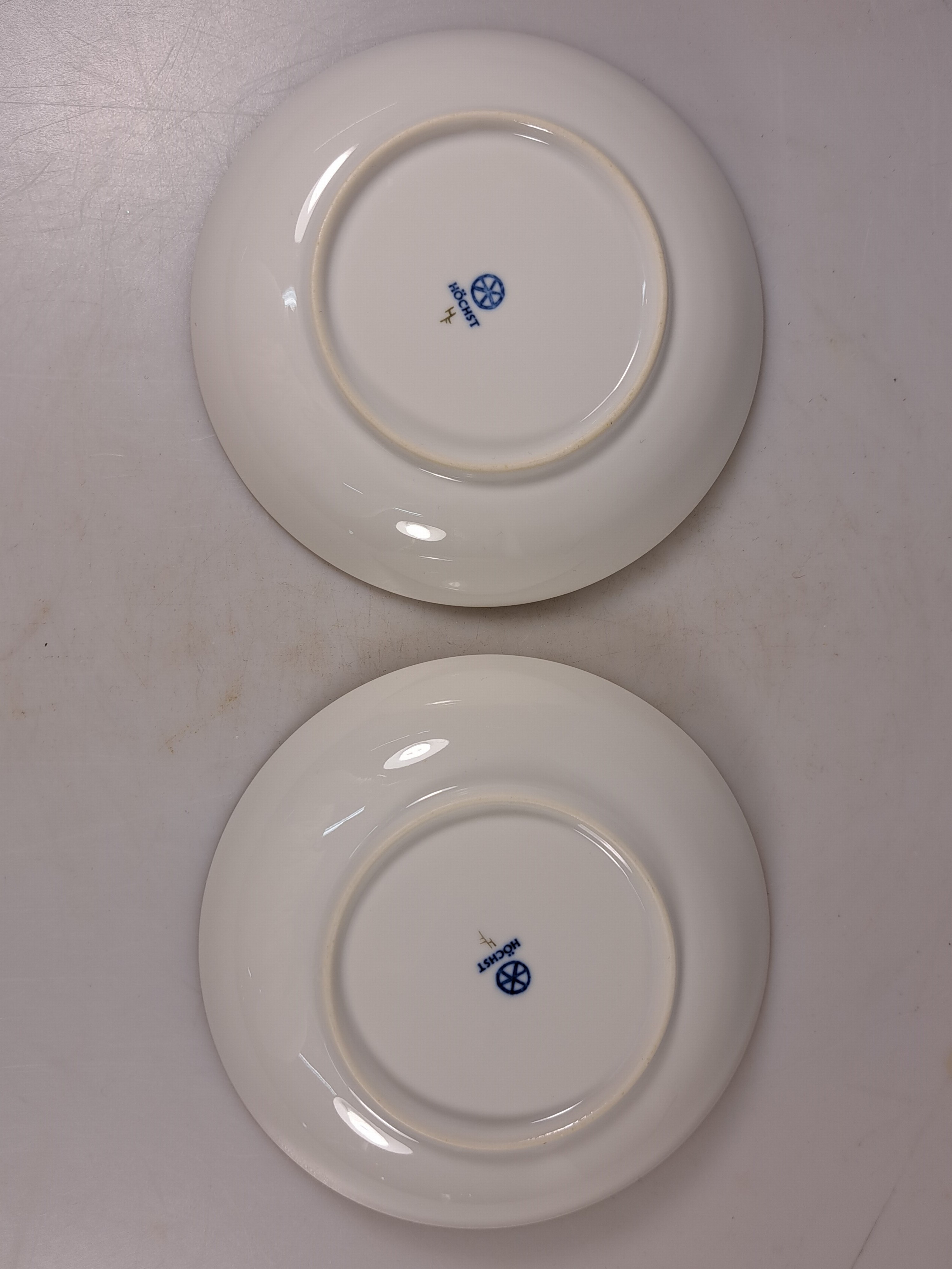 Detail o: Kaffeeservice, Höchst, 20. Jh., Kaffeekanne, Milchkanne, Zuckerdose, 6 Tassen mit Untertassen, 7 Dessertteller, Väschen, Deckeldose, Butterdose, ...