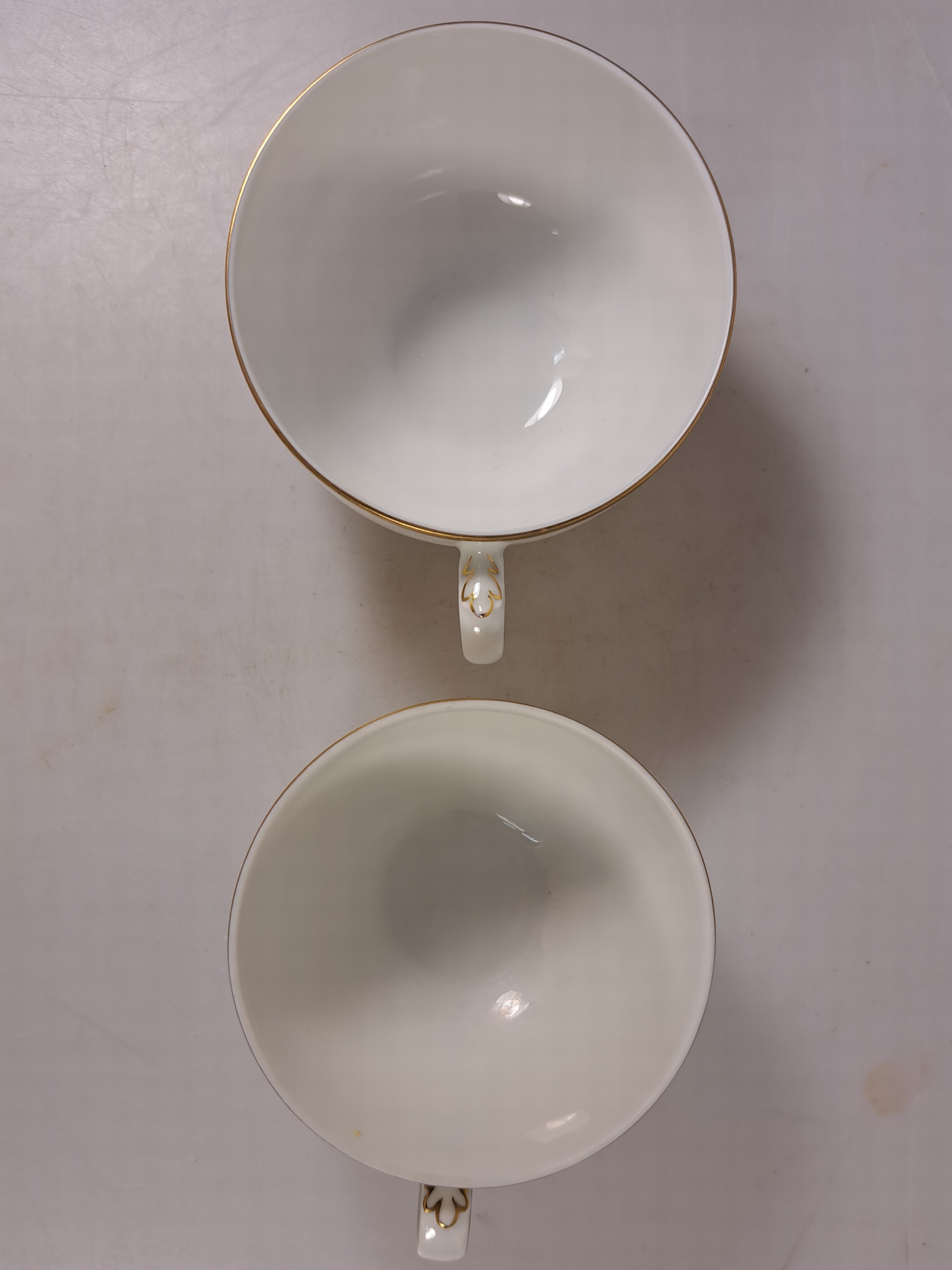 Detail q: Kaffeeservice, Höchst, 20. Jh., Kaffeekanne, Milchkanne, Zuckerdose, 6 Tassen mit Untertassen, 7 Dessertteller, Väschen, Deckeldose, Butterdose, ...