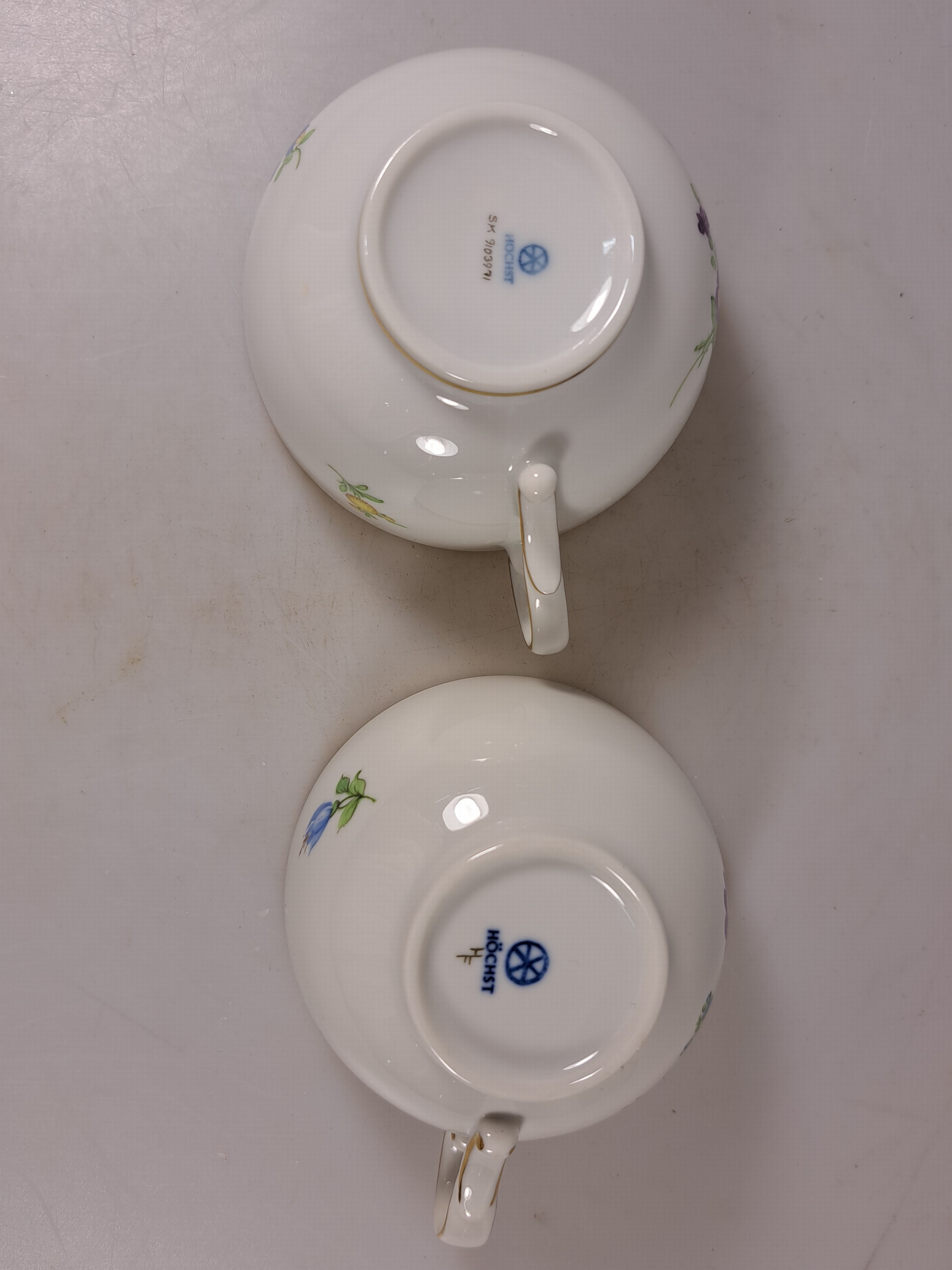 Detail r: Kaffeeservice, Höchst, 20. Jh., Kaffeekanne, Milchkanne, Zuckerdose, 6 Tassen mit Untertassen, 7 Dessertteller, Väschen, Deckeldose, Butterdose, ...