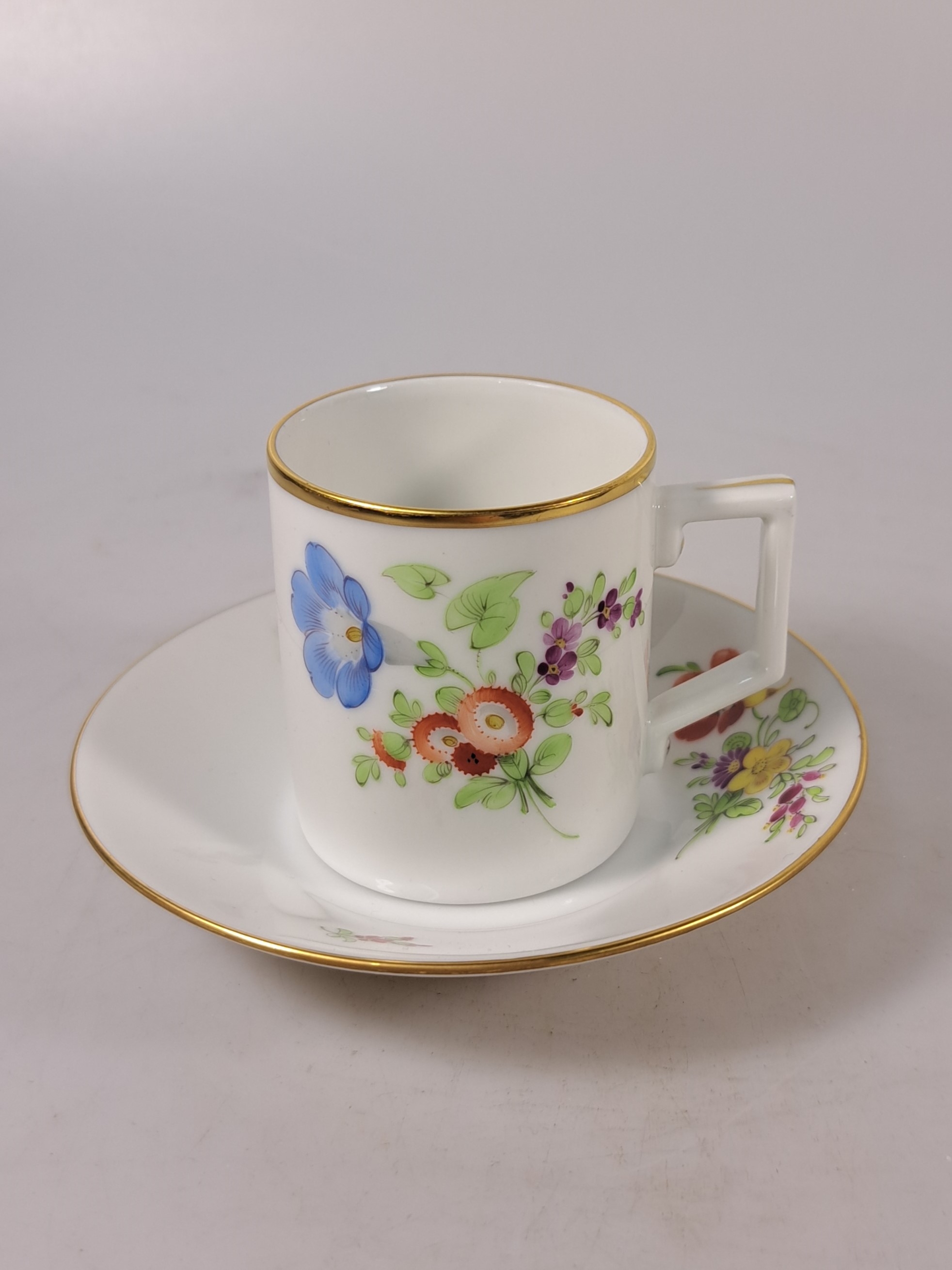 Detail s: Kaffeeservice, Höchst, 20. Jh., Kaffeekanne, Milchkanne, Zuckerdose, 6 Tassen mit Untertassen, 7 Dessertteller, Väschen, Deckeldose, Butterdose, ...