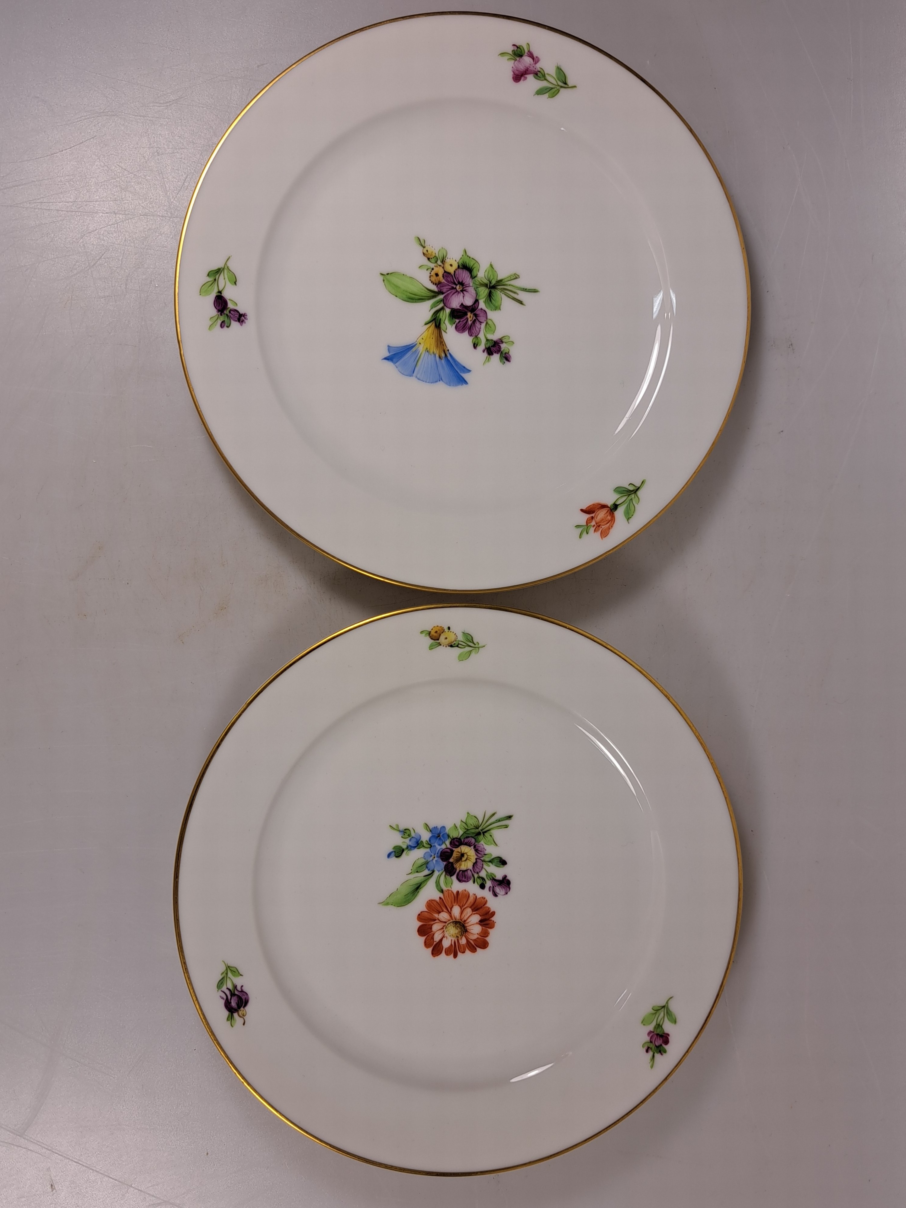 Detail t: Kaffeeservice, Höchst, 20. Jh., Kaffeekanne, Milchkanne, Zuckerdose, 6 Tassen mit Untertassen, 7 Dessertteller, Väschen, Deckeldose, Butterdose, ...