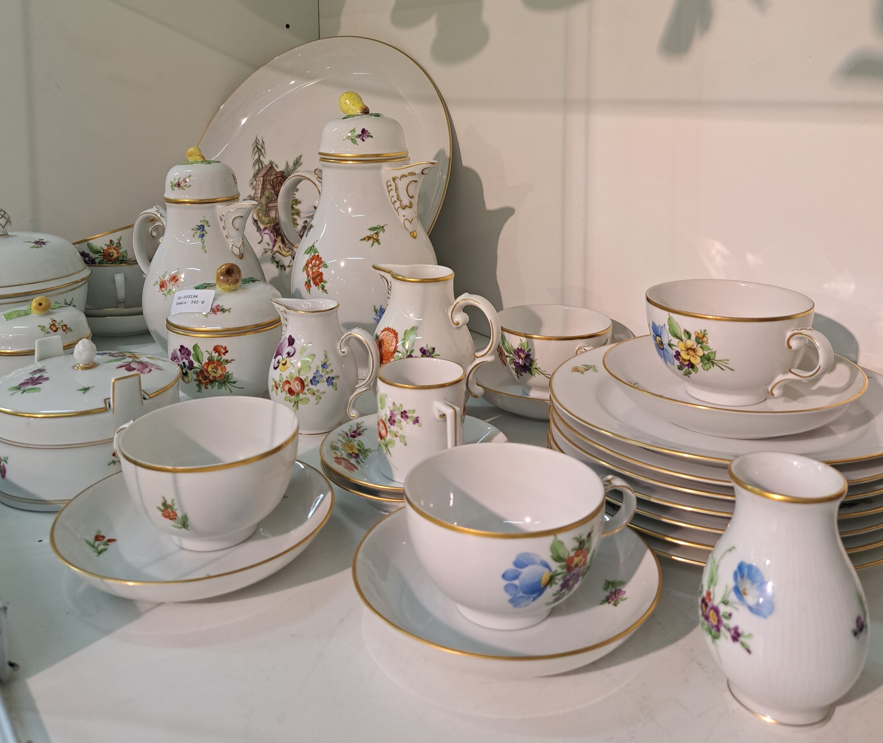 Detail w: Kaffeeservice, Höchst, 20. Jh., Kaffeekanne, Milchkanne, Zuckerdose, 6 Tassen mit Untertassen, 7 Dessertteller, Väschen, Deckeldose, Butterdose, ...