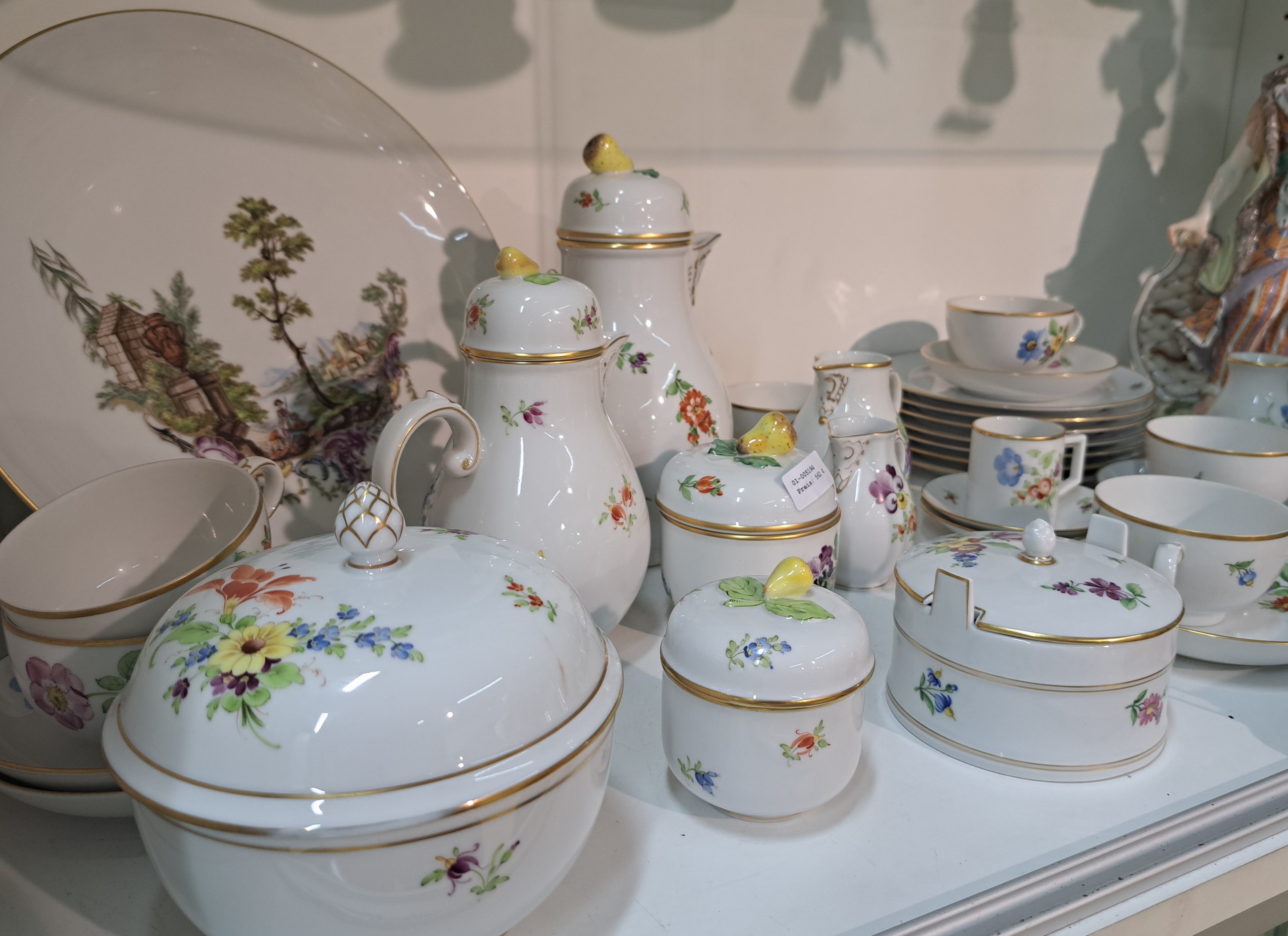 Detail x: Kaffeeservice, Höchst, 20. Jh., Kaffeekanne, Milchkanne, Zuckerdose, 6 Tassen mit Untertassen, 7 Dessertteller, Väschen, Deckeldose, Butterdose, ...
