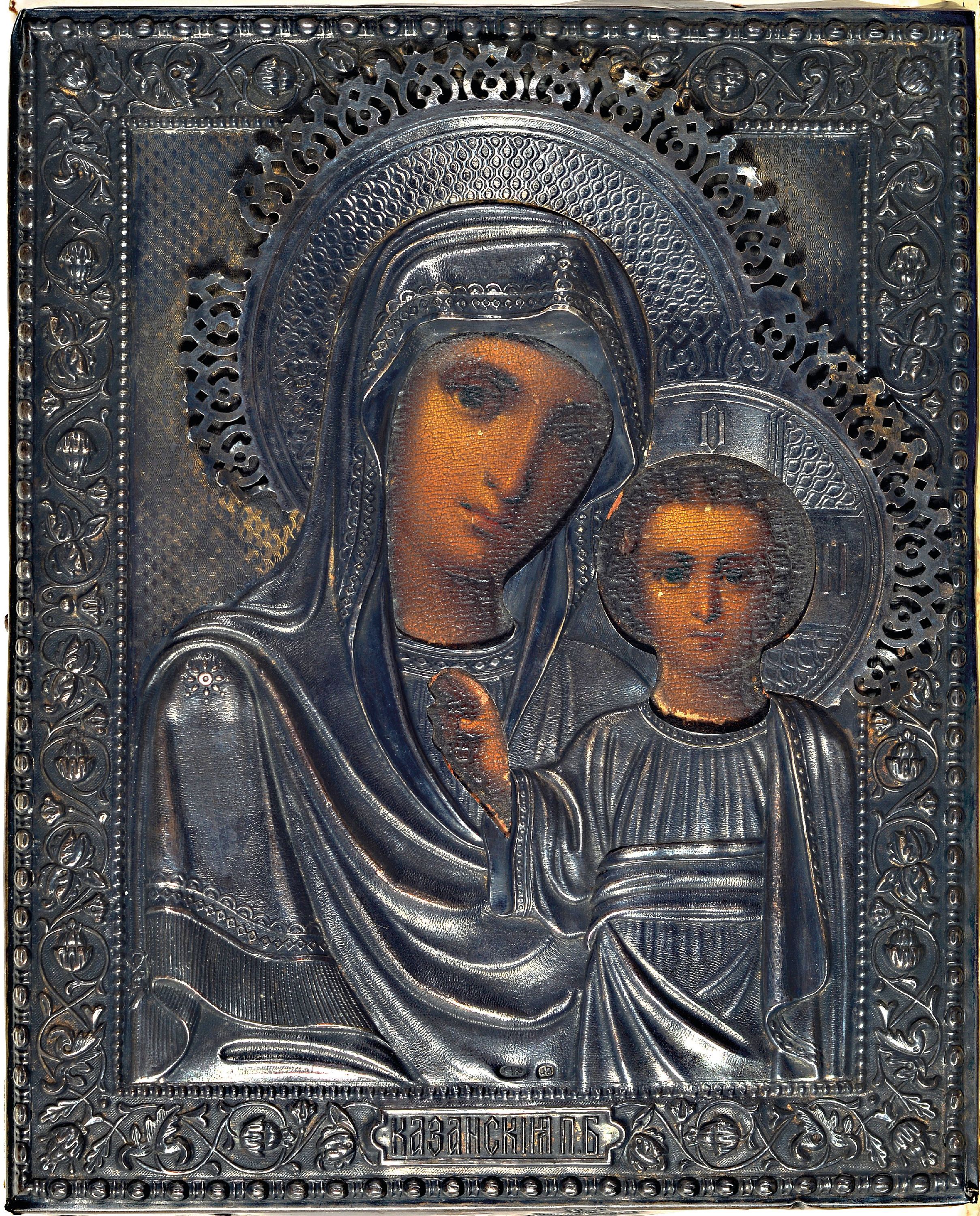 Detail k: Ikone, Russland, 19. Jh., mit Silberoklad, Gottesmutter von Kazan, getriebenes Silberoklad, l. Altersschäden, ca. 18 x 14.45 cm, mit Expertise