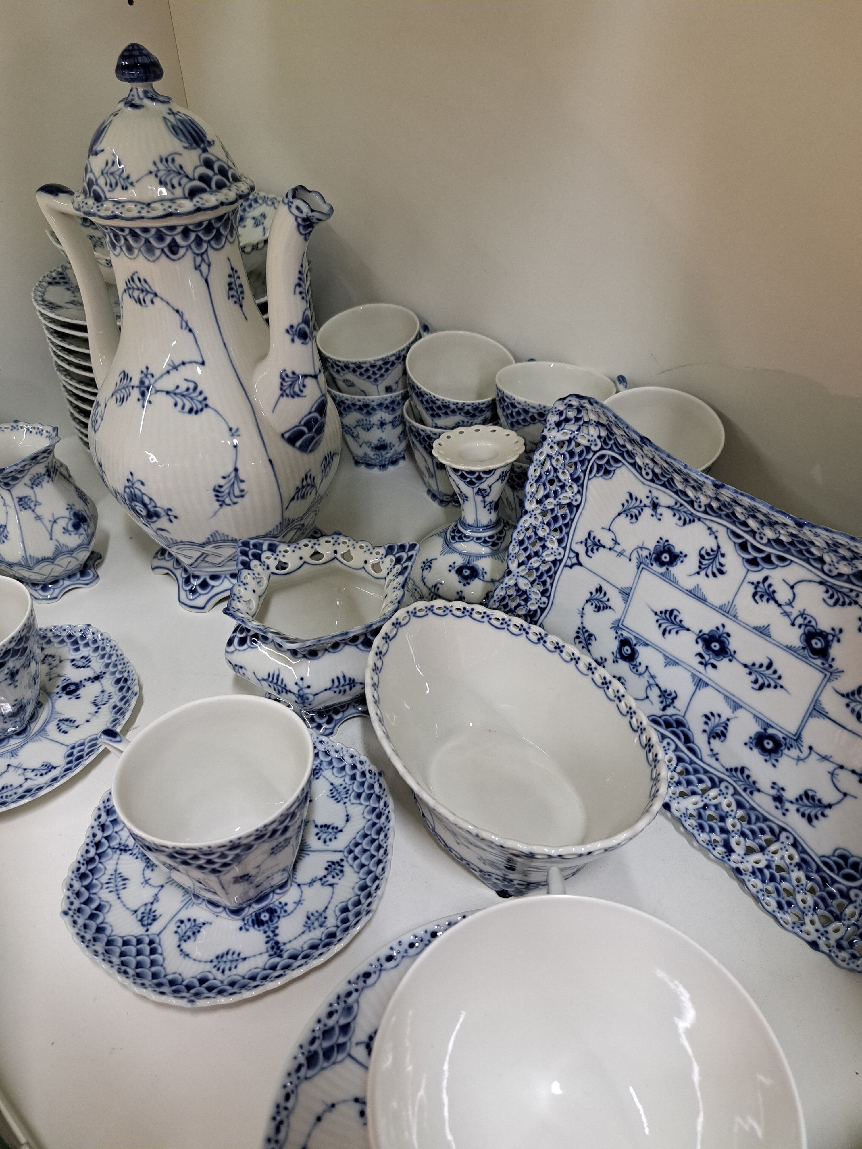 Detail b: Umfangreiches Tafelservice, Royal Copenhagen, Musselmalet, Vollspitze und Halbspitze, Kaffeekanne, Milchkännchen, Zuckerschale, 12 Kaffeetassen mit ...