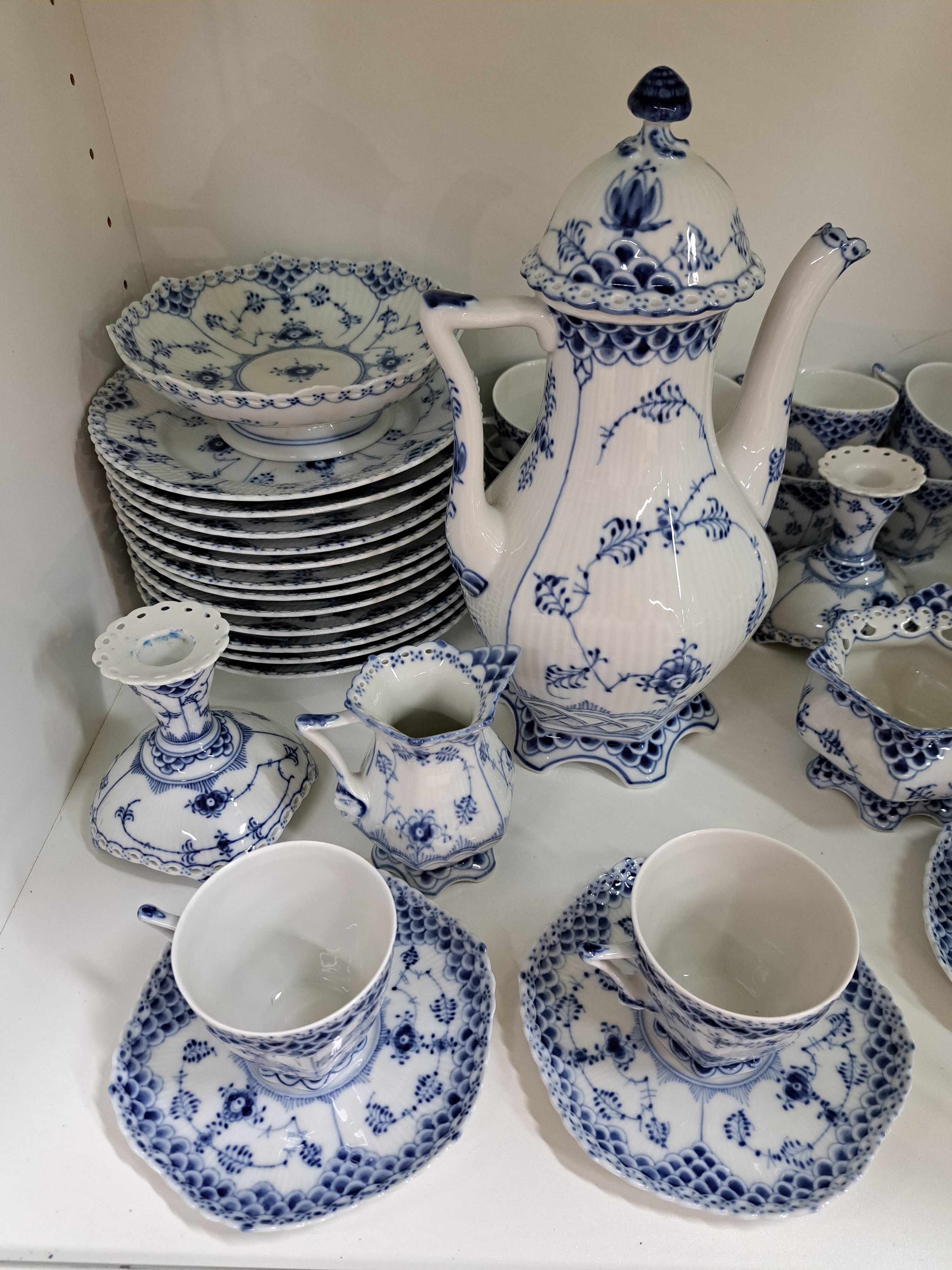 Detail c: Umfangreiches Tafelservice, Royal Copenhagen, Musselmalet, Vollspitze und Halbspitze, Kaffeekanne, Milchkännchen, Zuckerschale, 12 Kaffeetassen mit ...