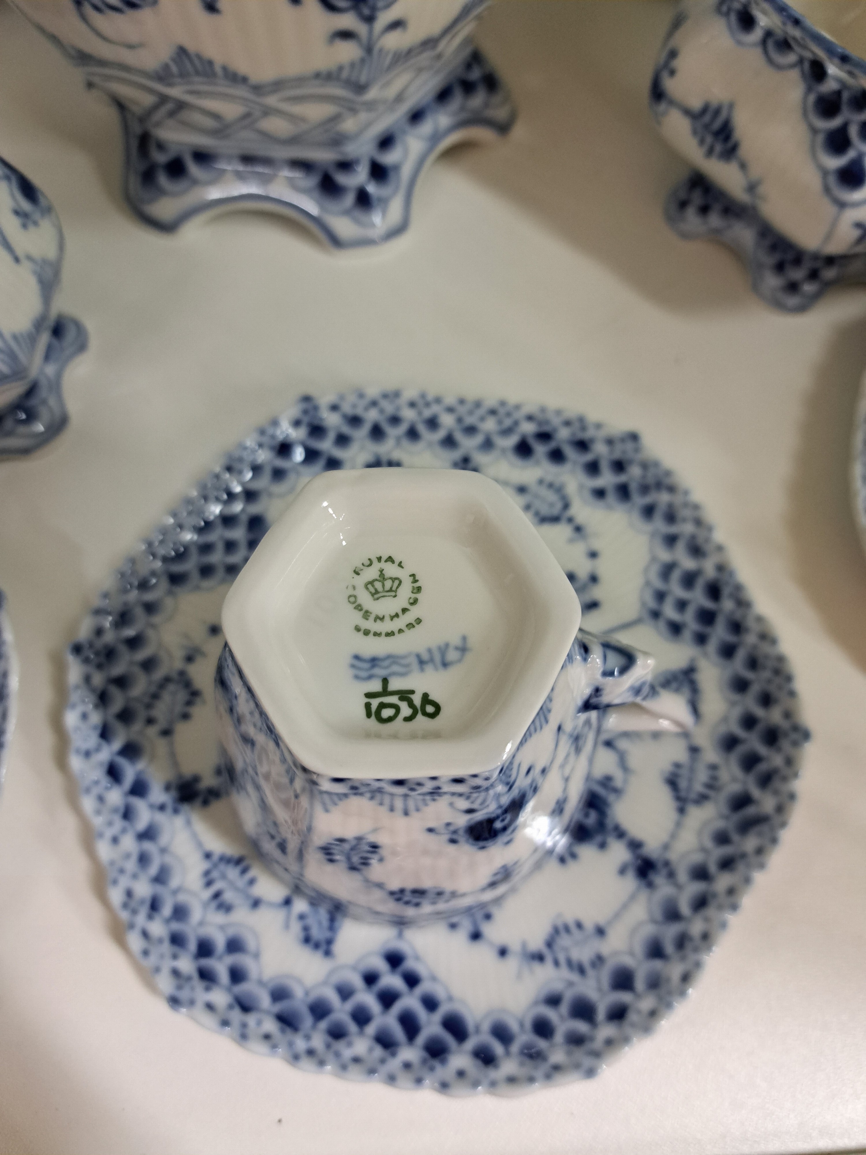 Detail d: Umfangreiches Tafelservice, Royal Copenhagen, Musselmalet, Vollspitze und Halbspitze, Kaffeekanne, Milchkännchen, Zuckerschale, 12 Kaffeetassen mit ...