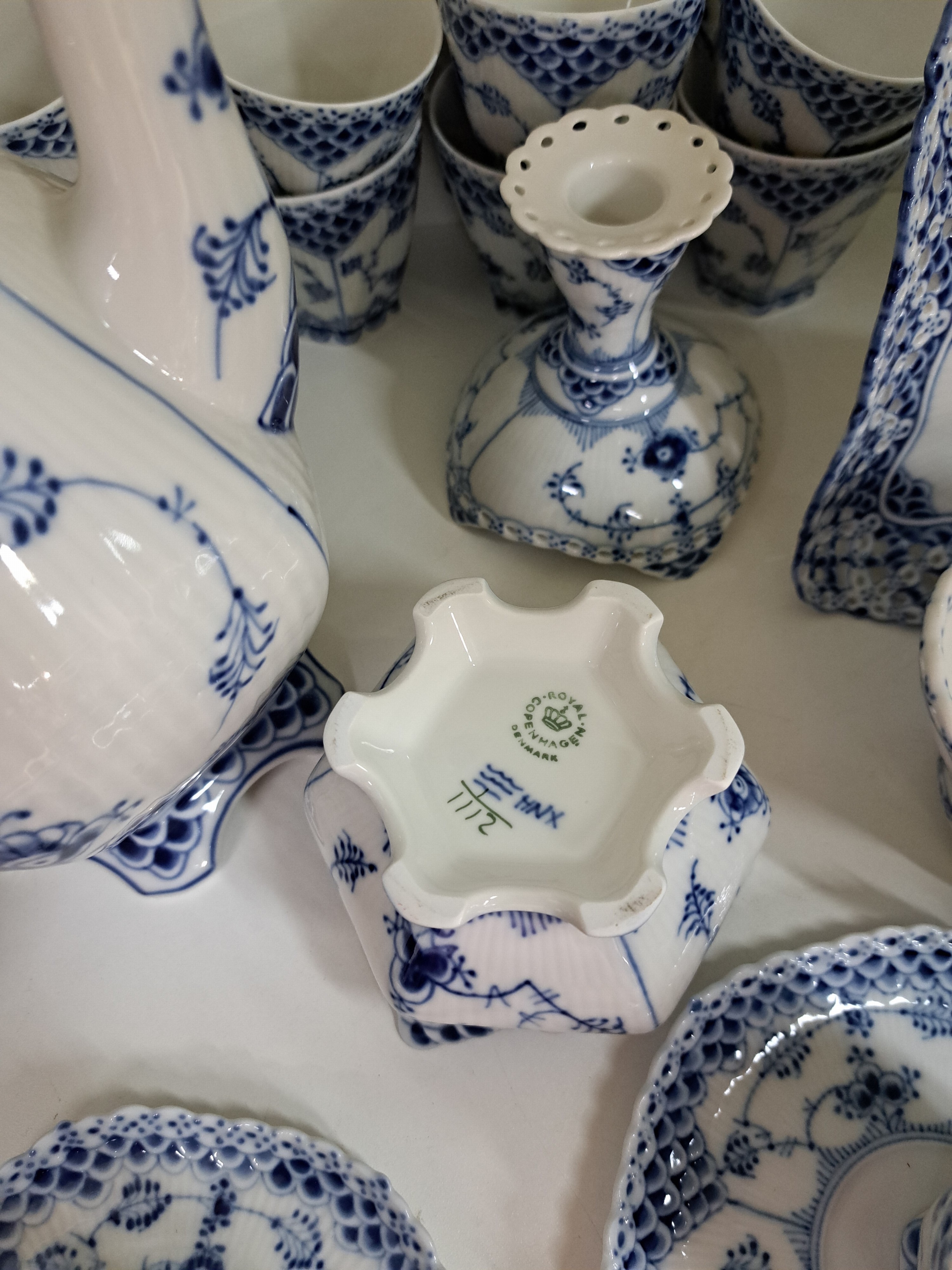 Detail e: Umfangreiches Tafelservice, Royal Copenhagen, Musselmalet, Vollspitze und Halbspitze, Kaffeekanne, Milchkännchen, Zuckerschale, 12 Kaffeetassen mit ...