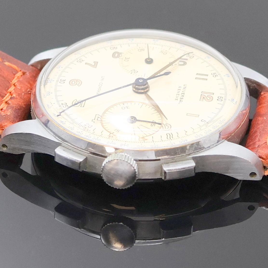 Detail b: UNIVERSAL GENEVE Uni-Compax Schaltradchronograph Referenz 32413, Handaufzug, Schweiz um 1940, verchr. Geh., Glasrand und Edelstahlboden aufgedr., ...