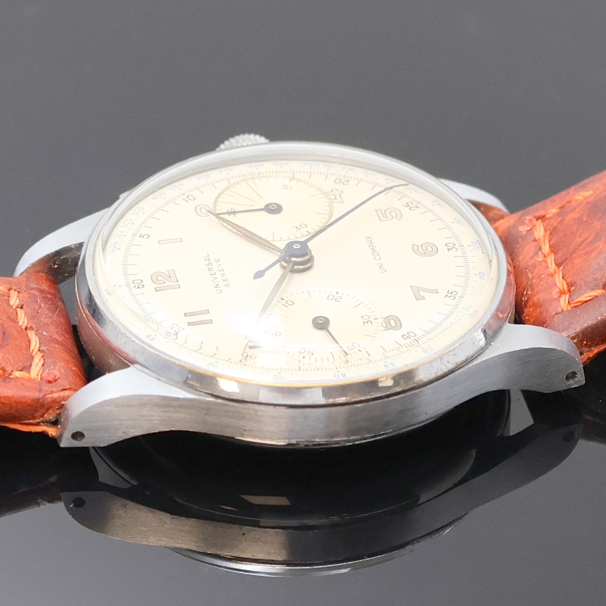 Detail c: UNIVERSAL GENEVE Uni-Compax Schaltradchronograph Referenz 32413, Handaufzug, Schweiz um 1940, verchr. Geh., Glasrand und Edelstahlboden aufgedr., ...