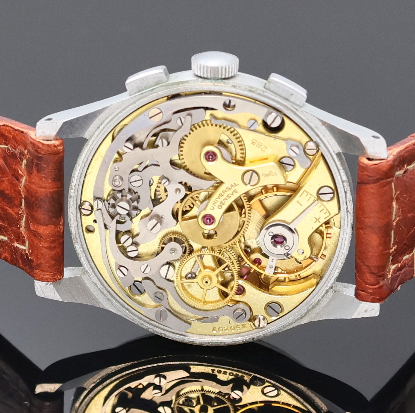 Detail e: UNIVERSAL GENEVE Uni-Compax Schaltradchronograph Referenz 32413, Handaufzug, Schweiz um 1940, verchr. Geh., Glasrand und Edelstahlboden aufgedr., ...