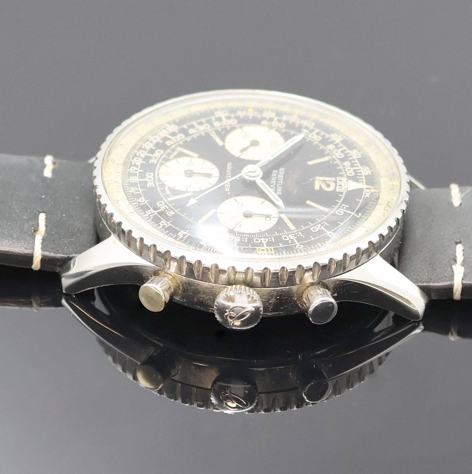 Detail b: BREITLING Schaltradchronograph Navitimer für die Irakische Luftwaffe, Schweiz um 1960, Handaufzug, 3-tlg. Edelstahlgeh., aufgedr. Boden m. ...