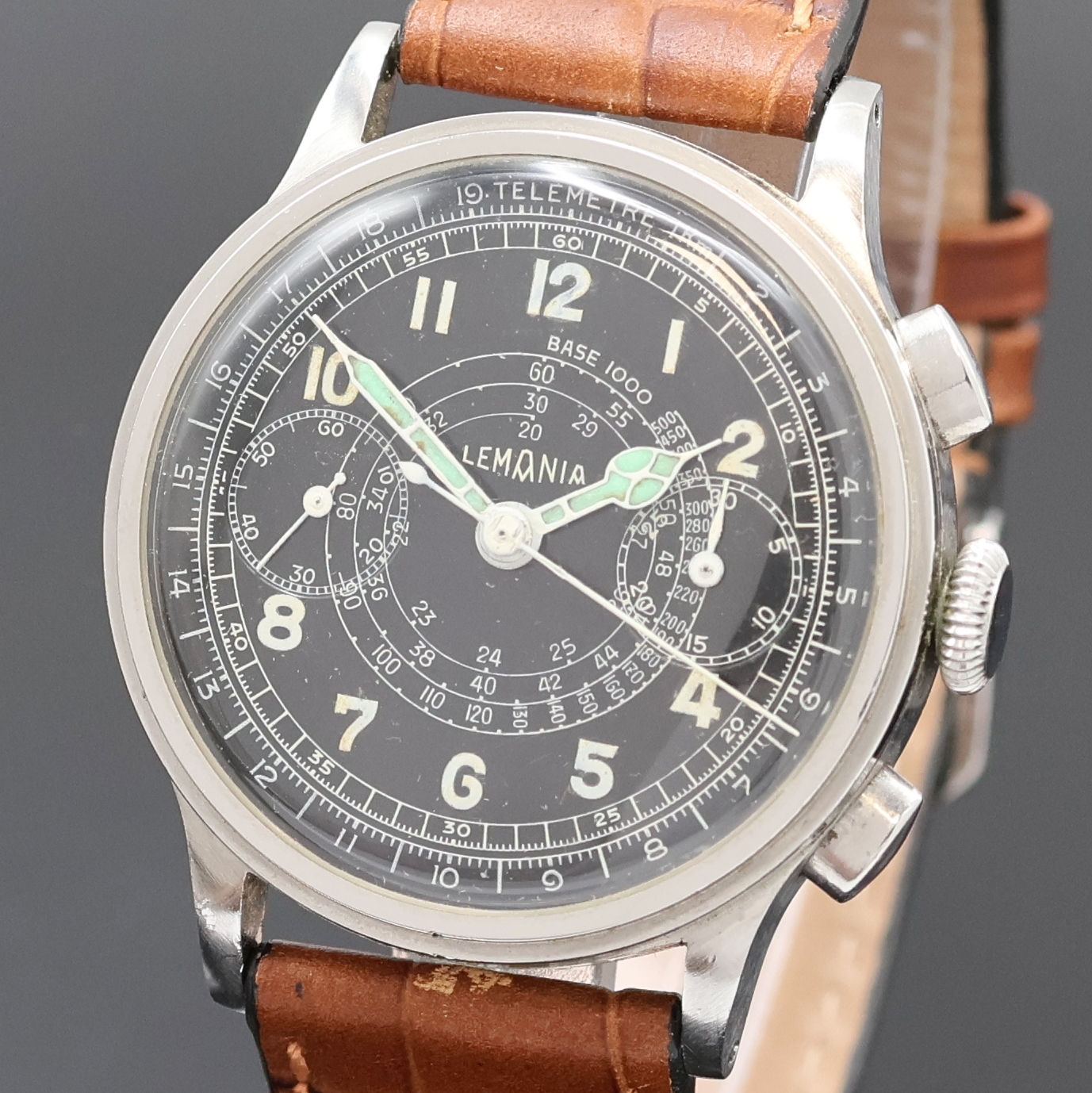 Detail a: LEMANIA Schaltradchronograph Kaliber 15TL, Handaufzug, Schweiz 1940er Jahre, 3-teil. Edelstahlgeh., Boden und Glasrand aufgedr., schwarzes Zifferbl. ...