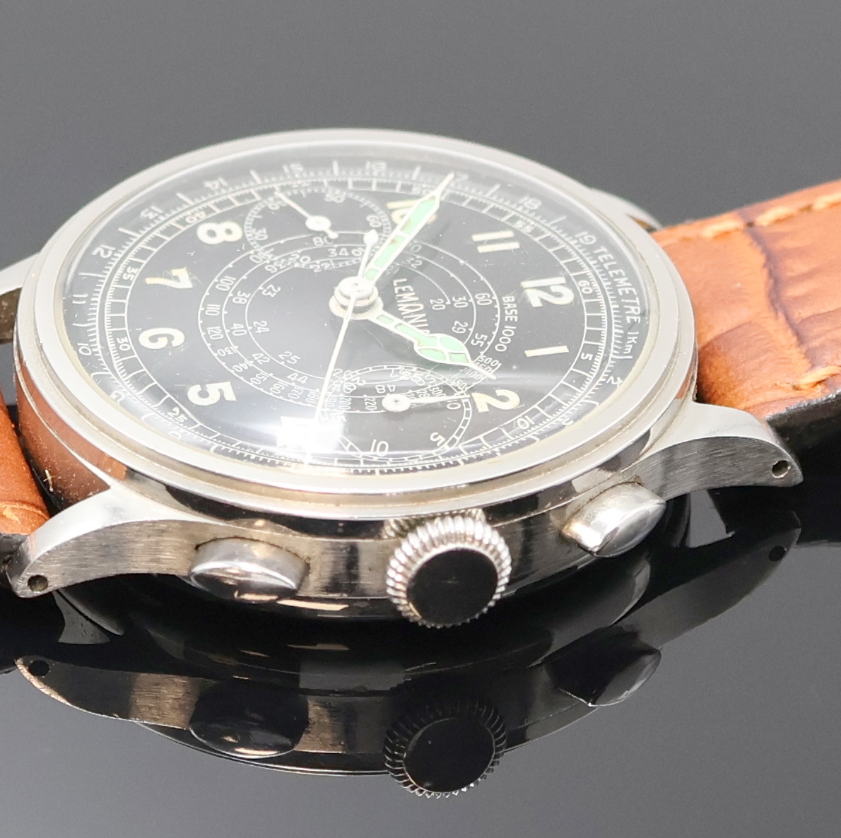 Detail b: LEMANIA Schaltradchronograph Kaliber 15TL, Handaufzug, Schweiz 1940er Jahre, 3-teil. Edelstahlgeh., Boden und Glasrand aufgedr., schwarzes Zifferbl. ...