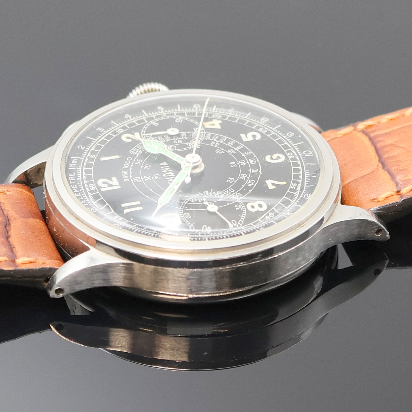Detail c: LEMANIA Schaltradchronograph Kaliber 15TL, Handaufzug, Schweiz 1940er Jahre, 3-teil. Edelstahlgeh., Boden und Glasrand aufgedr., schwarzes Zifferbl. ...