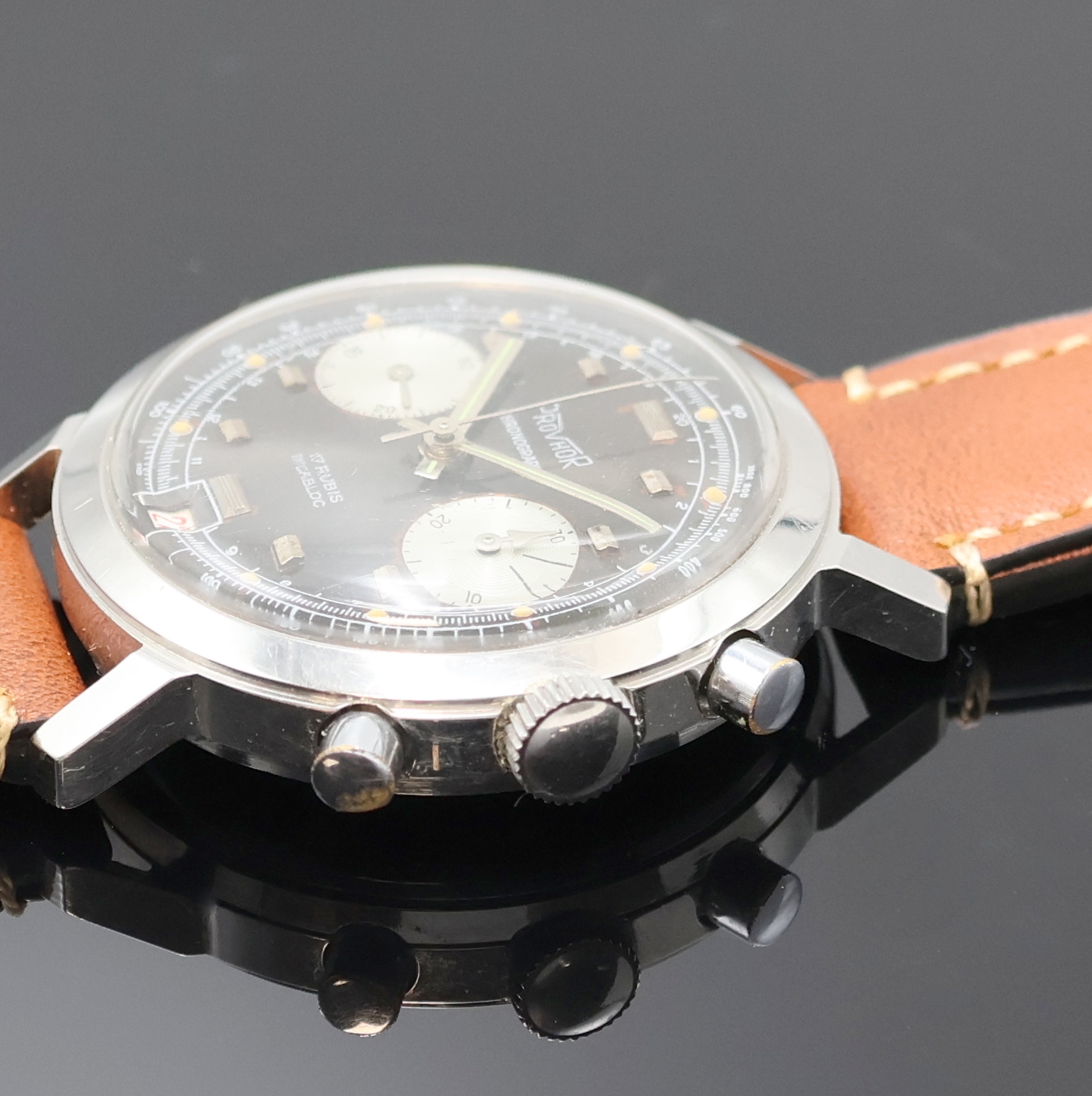 Detail b: PROVHOR Armbandchronograph in Stahl, Schweiz um 1968, Handaufzug, Boden verschr., graues Zifferbl. m. aufges. Std.-Ind. altersbed. fl./pat., silb. ...