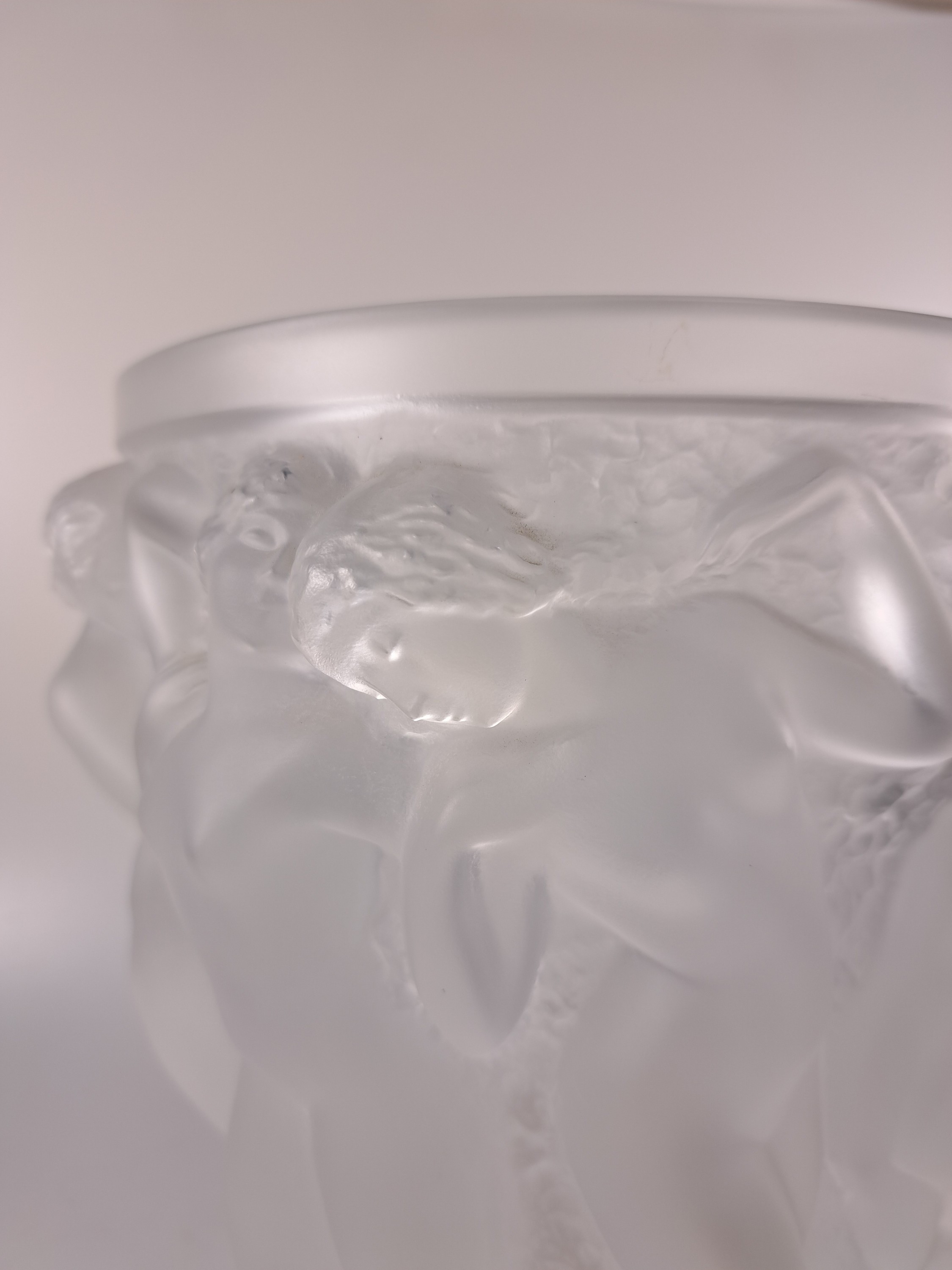 Detail c: Lalique Vase, große Vase "Bacchantes", mattiertes Kristallglas, Entwurf Rene Lalique, 1927, farblos, umlaufender Reliefdekor tanzende ...