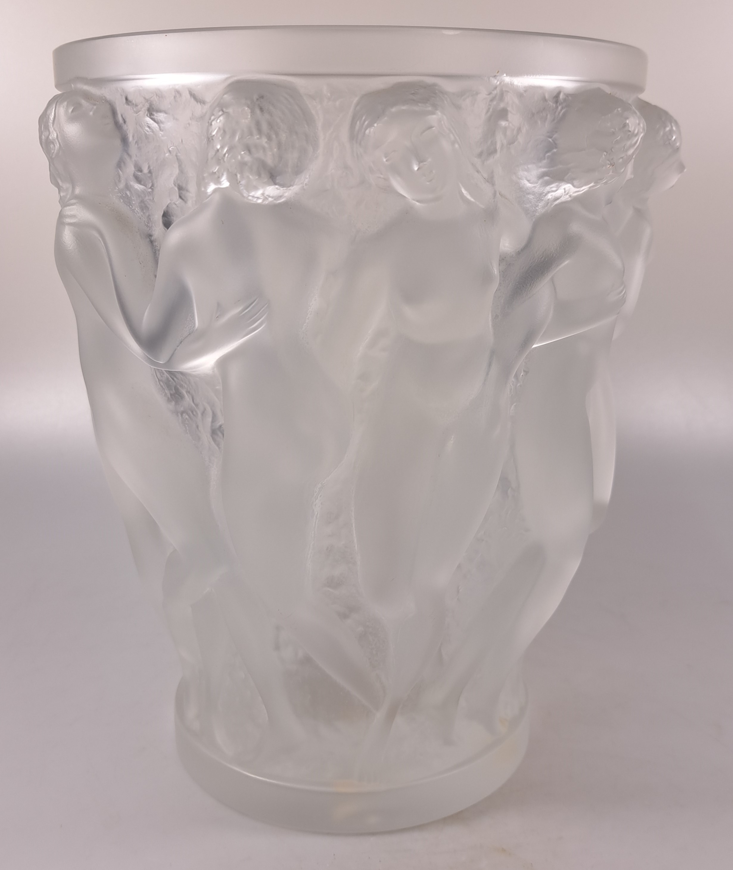 Detail d: Lalique Vase, große Vase "Bacchantes", mattiertes Kristallglas, Entwurf Rene Lalique, 1927, farblos, umlaufender Reliefdekor tanzende ...