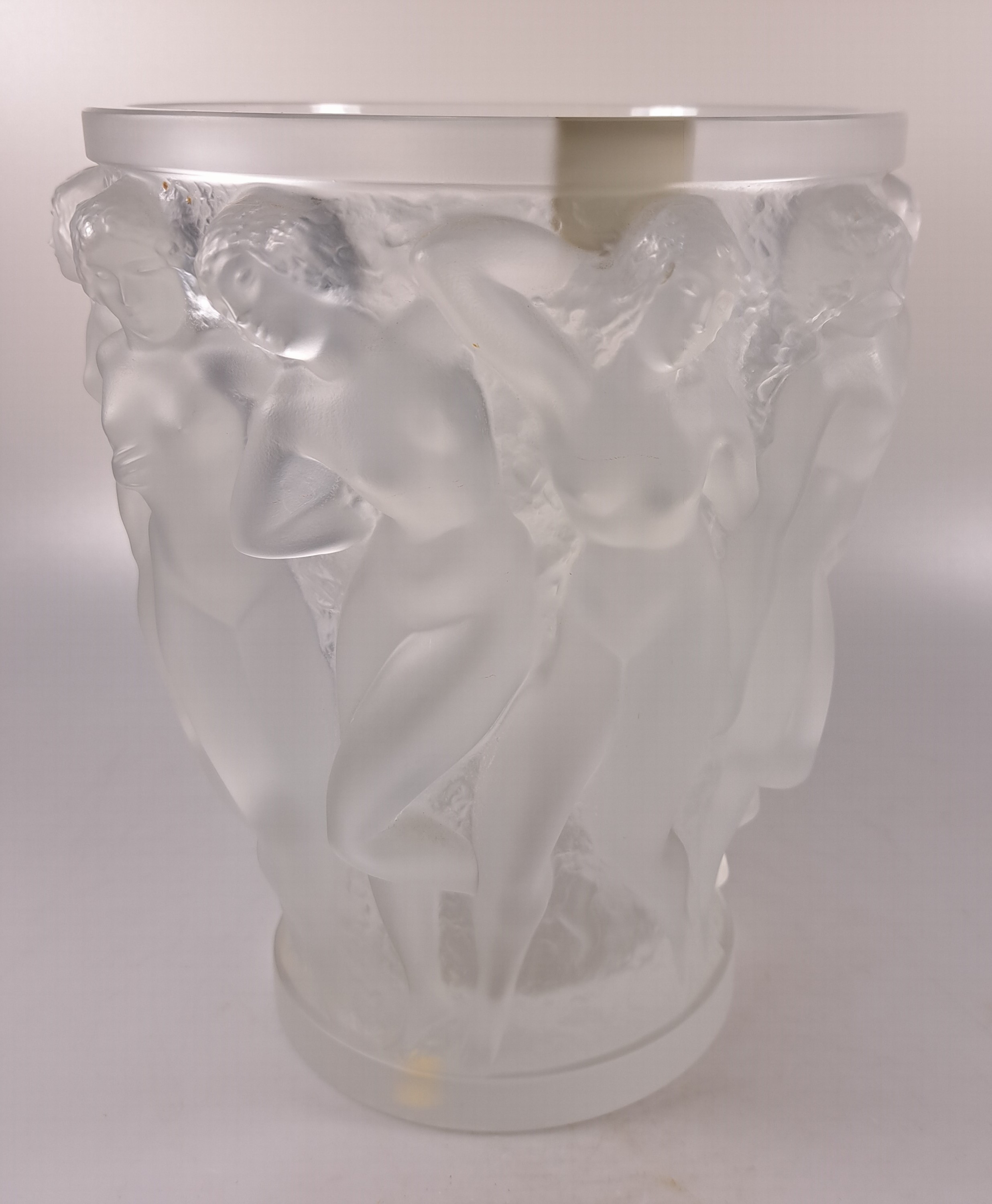 Detail e: Lalique Vase, große Vase "Bacchantes", mattiertes Kristallglas, Entwurf Rene Lalique, 1927, farblos, umlaufender Reliefdekor tanzende ...