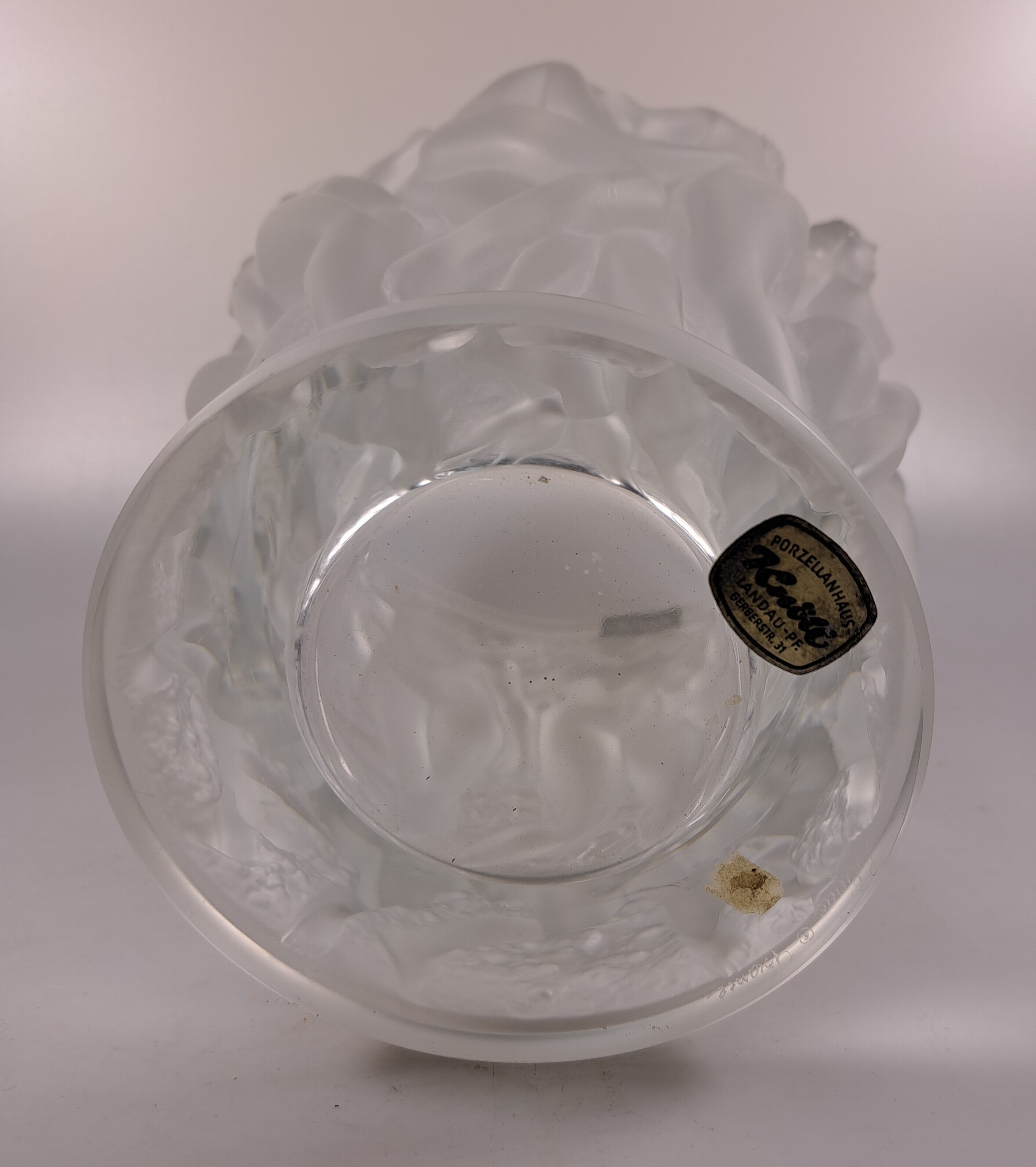 Detail g: Lalique Vase, große Vase "Bacchantes", mattiertes Kristallglas, Entwurf Rene Lalique, 1927, farblos, umlaufender Reliefdekor tanzende ...