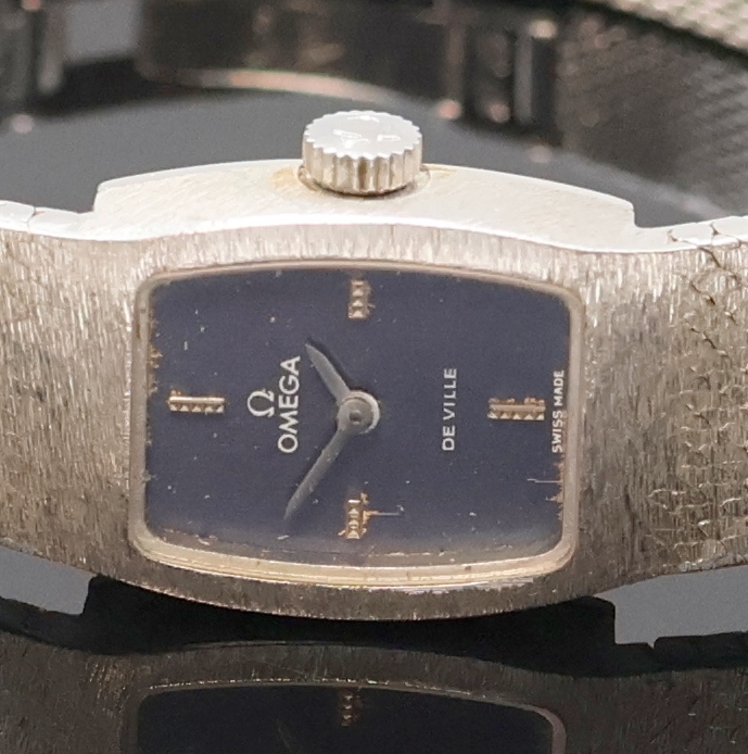 Detail a: OMEGA De Ville Damenarmbanduhr in WG 750/000, Schweiz um 1969, Handaufzug, orig. Goldband, Boden aufgedr., dunkelblaues Zifferbl. pat./fl., 4 aufgel. ...
