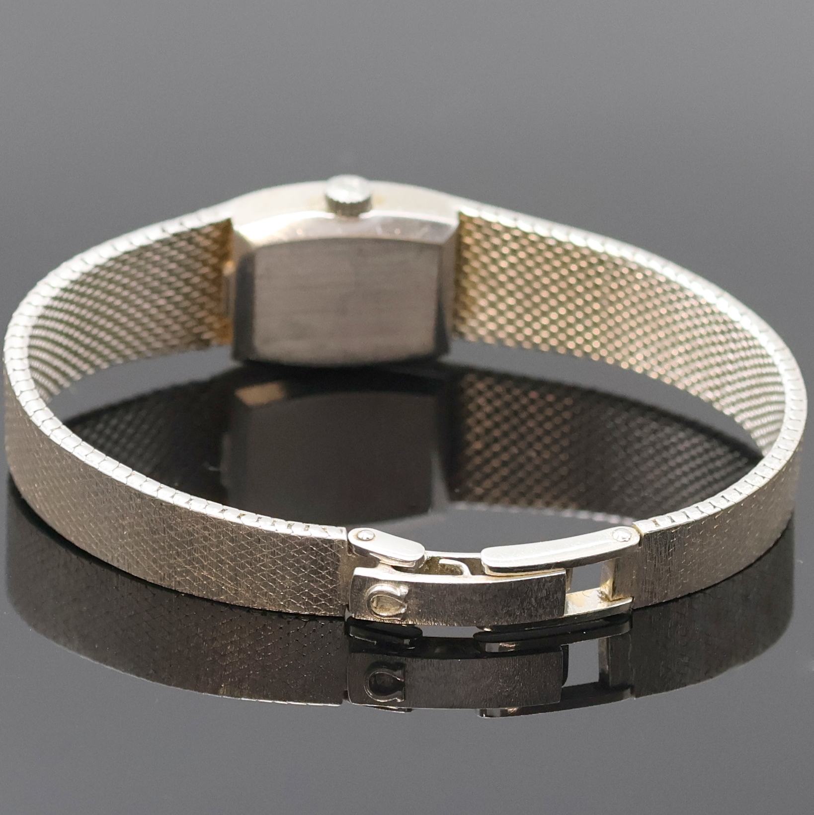 Detail b: OMEGA De Ville Damenarmbanduhr in WG 750/000, Schweiz um 1969, Handaufzug, orig. Goldband, Boden aufgedr., dunkelblaues Zifferbl. pat./fl., 4 aufgel. ...
