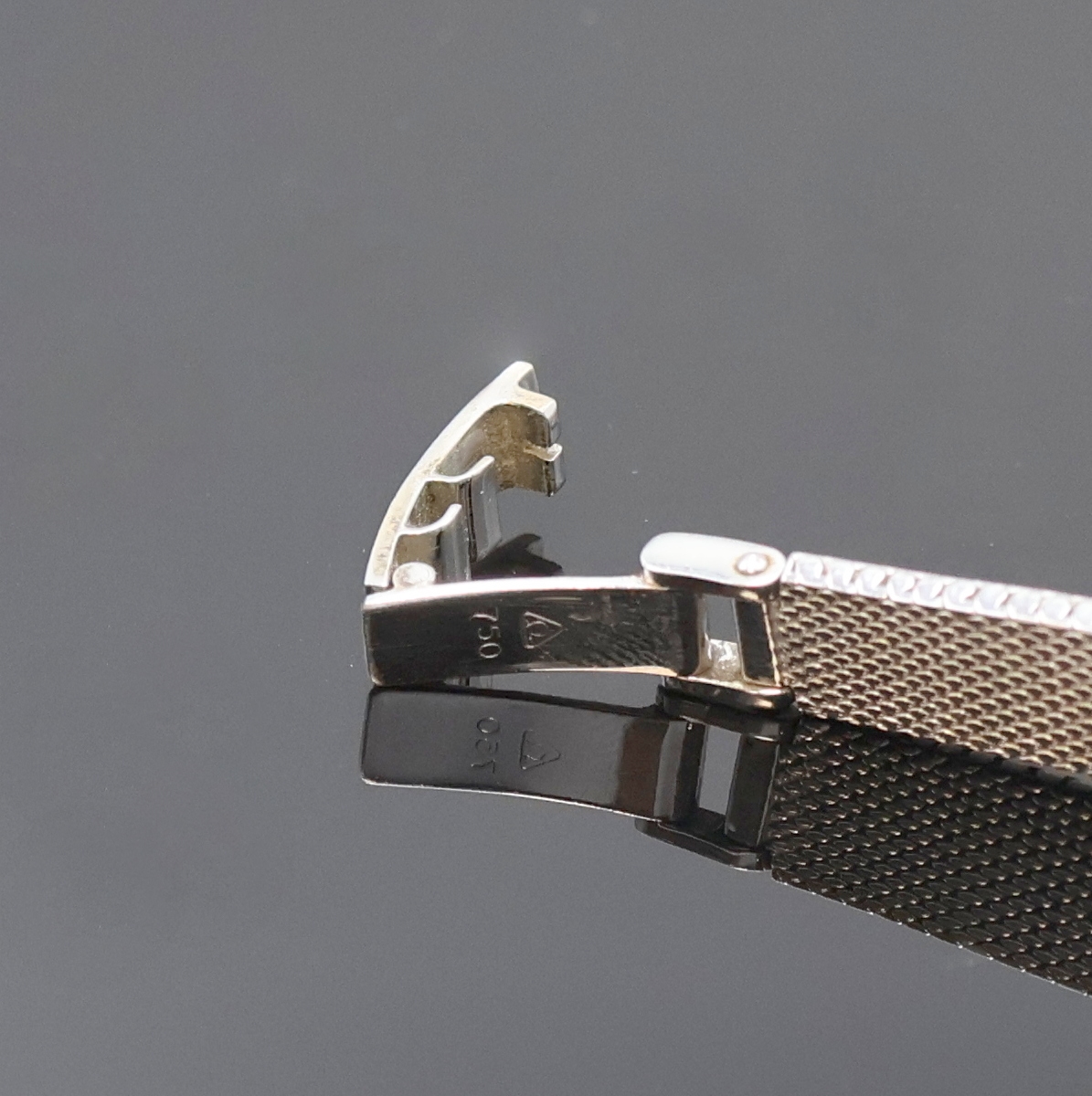 Detail c: OMEGA De Ville Damenarmbanduhr in WG 750/000, Schweiz um 1969, Handaufzug, orig. Goldband, Boden aufgedr., dunkelblaues Zifferbl. pat./fl., 4 aufgel. ...