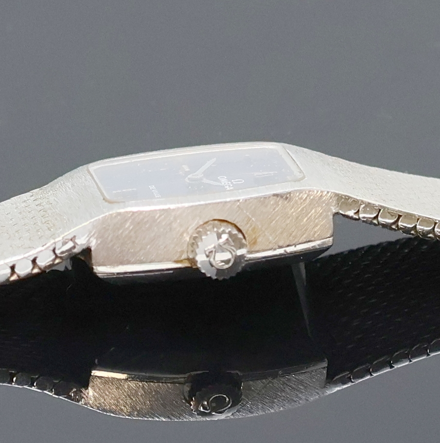 Detail d: OMEGA De Ville Damenarmbanduhr in WG 750/000, Schweiz um 1969, Handaufzug, orig. Goldband, Boden aufgedr., dunkelblaues Zifferbl. pat./fl., 4 aufgel. ...