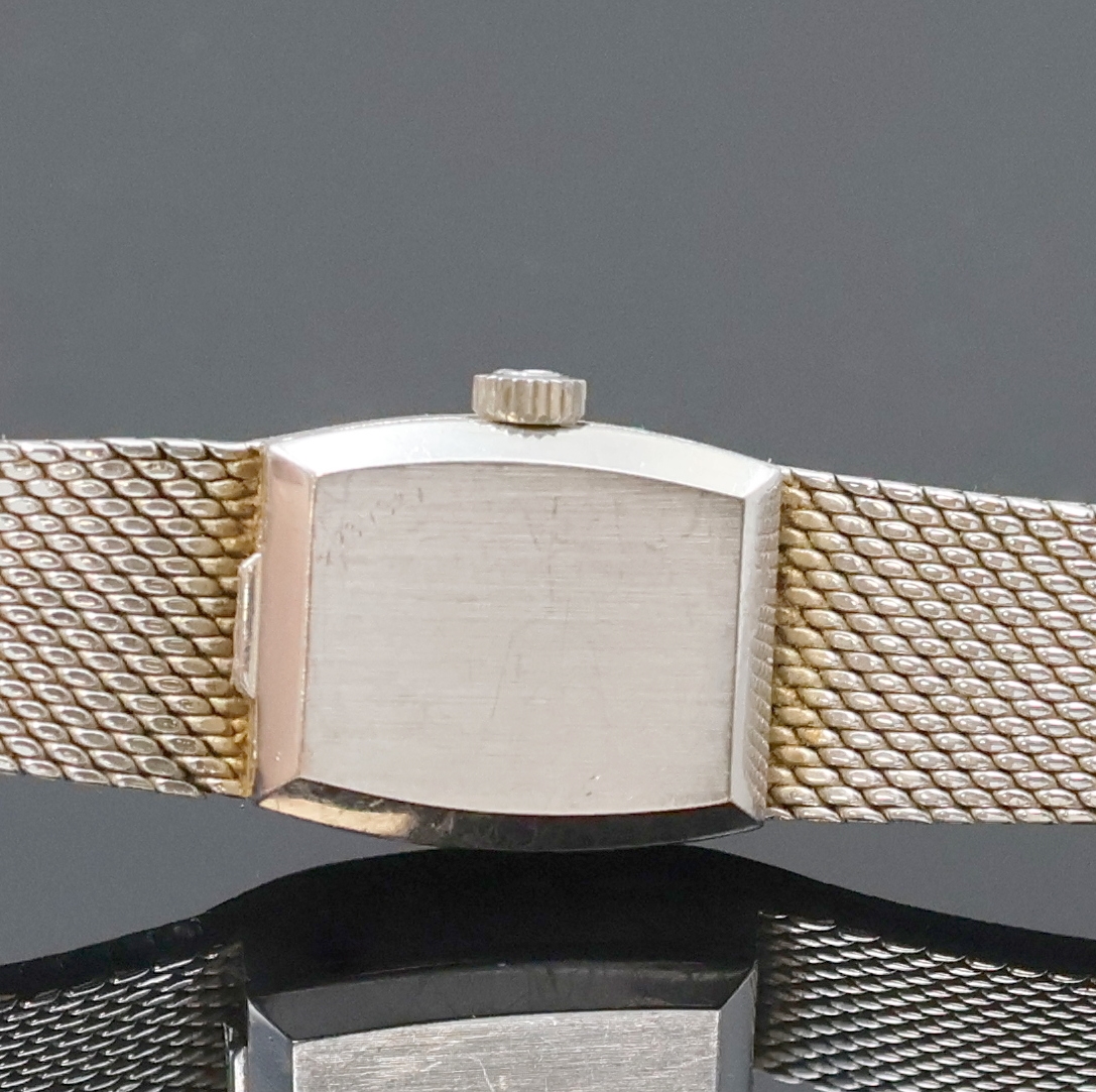Detail e: OMEGA De Ville Damenarmbanduhr in WG 750/000, Schweiz um 1969, Handaufzug, orig. Goldband, Boden aufgedr., dunkelblaues Zifferbl. pat./fl., 4 aufgel. ...