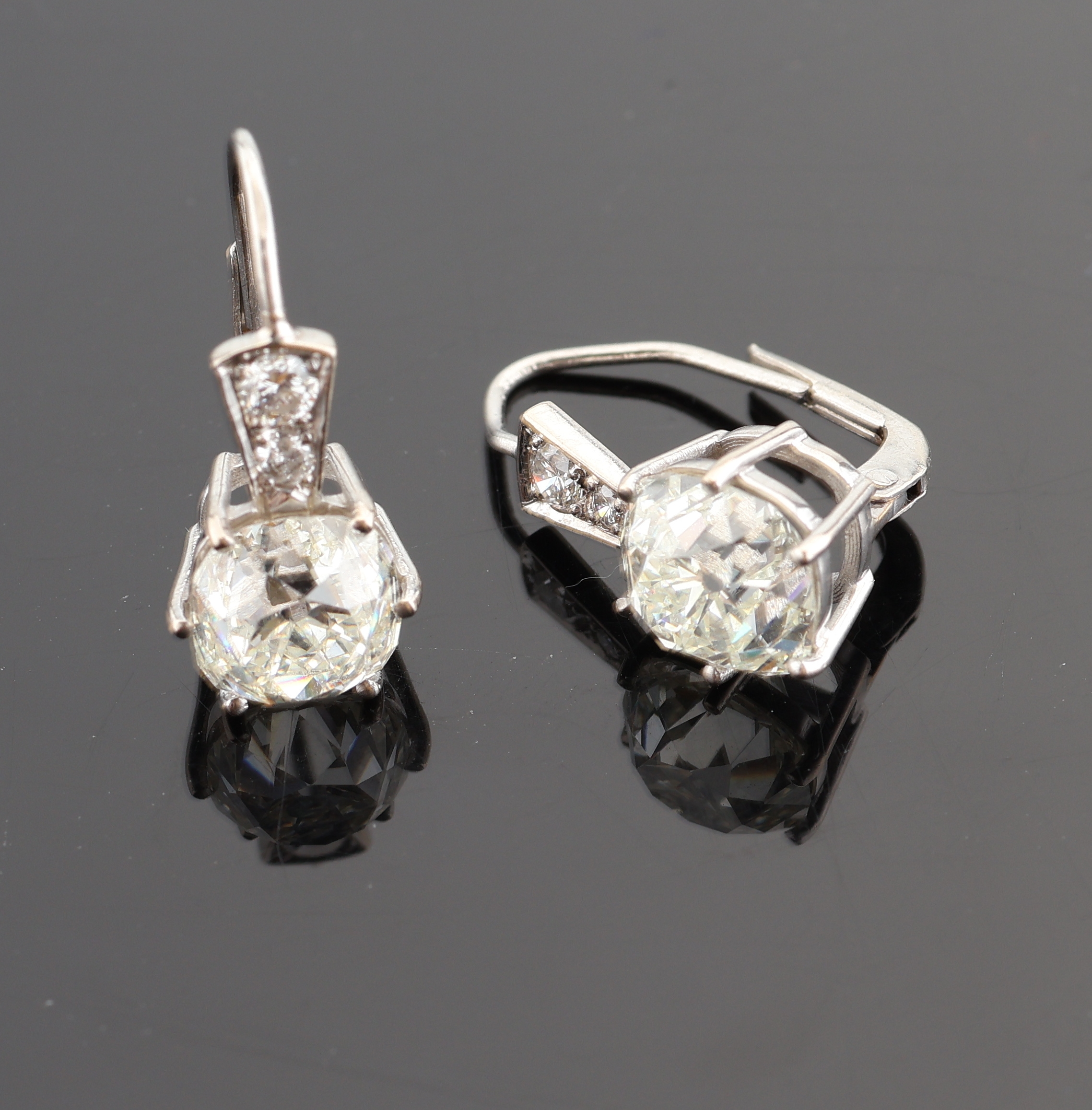 Detail a: Paar 18 kt Gold Diamant-Ohrhänger, WG 750/000, 2 Altschliffdiamanten zus. ca. 5.20 ct l.get.Weiß/vs, 4 Brillanten zus. ca. 0.25 ct Weiß/si, ca. ...