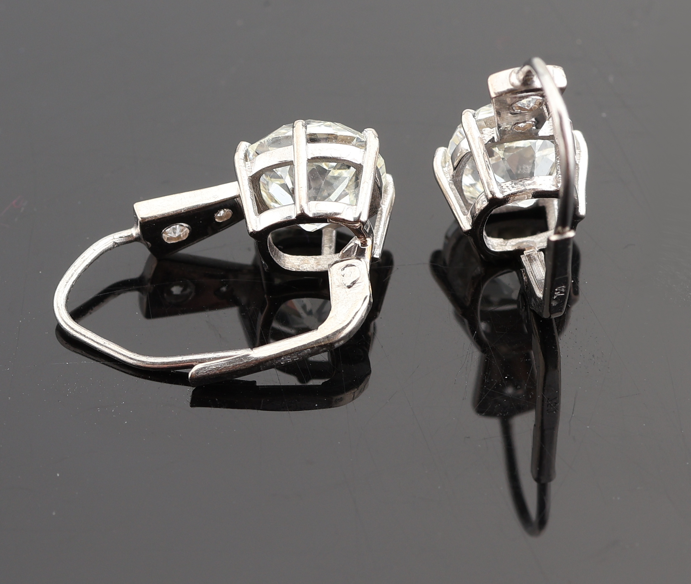 Detail b: Paar 18 kt Gold Diamant-Ohrhänger, WG 750/000, 2 Altschliffdiamanten zus. ca. 5.20 ct l.get.Weiß/vs, 4 Brillanten zus. ca. 0.25 ct Weiß/si, ca. ...