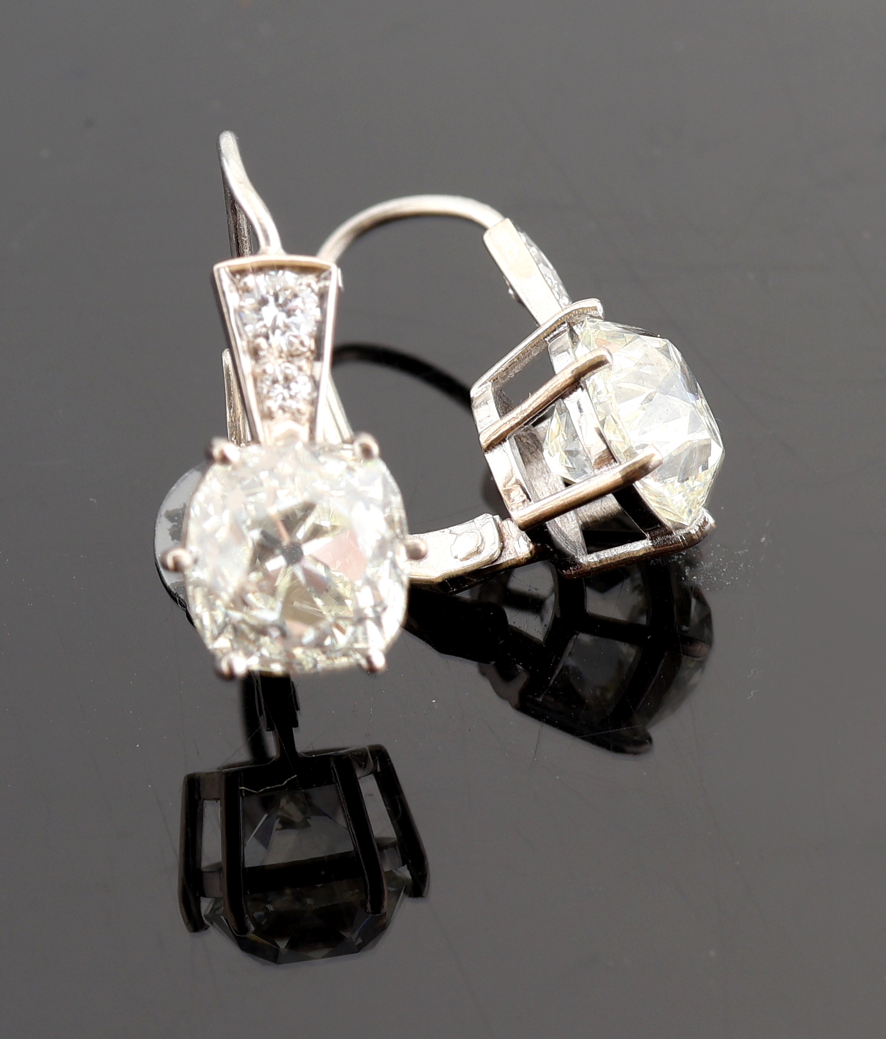 Detail c: Paar 18 kt Gold Diamant-Ohrhänger, WG 750/000, 2 Altschliffdiamanten zus. ca. 5.20 ct l.get.Weiß/vs, 4 Brillanten zus. ca. 0.25 ct Weiß/si, ca. ...